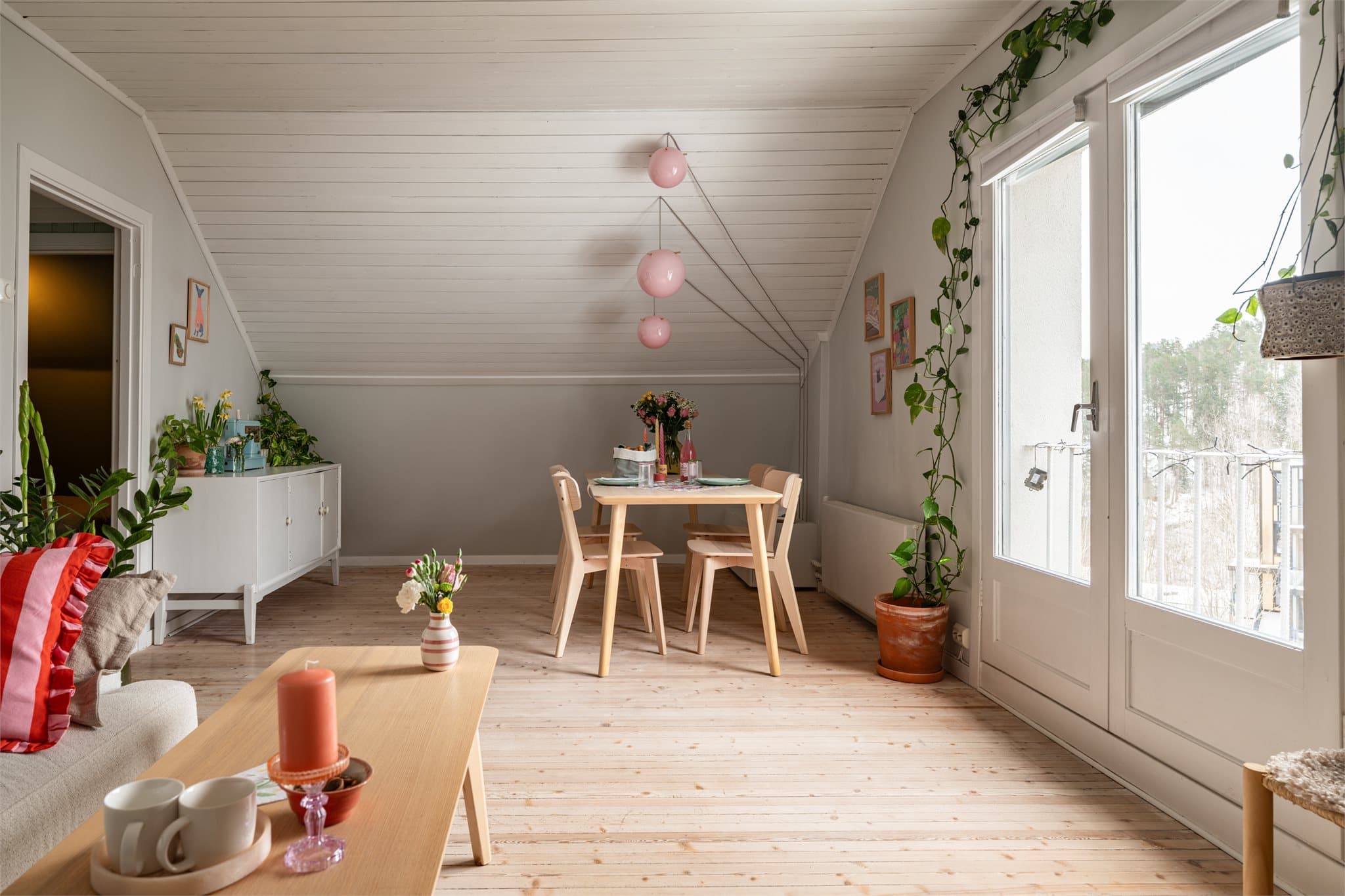 Det åpne allrommet gir fleksibilitet med god plass til både sofagruppe og spiseplass.