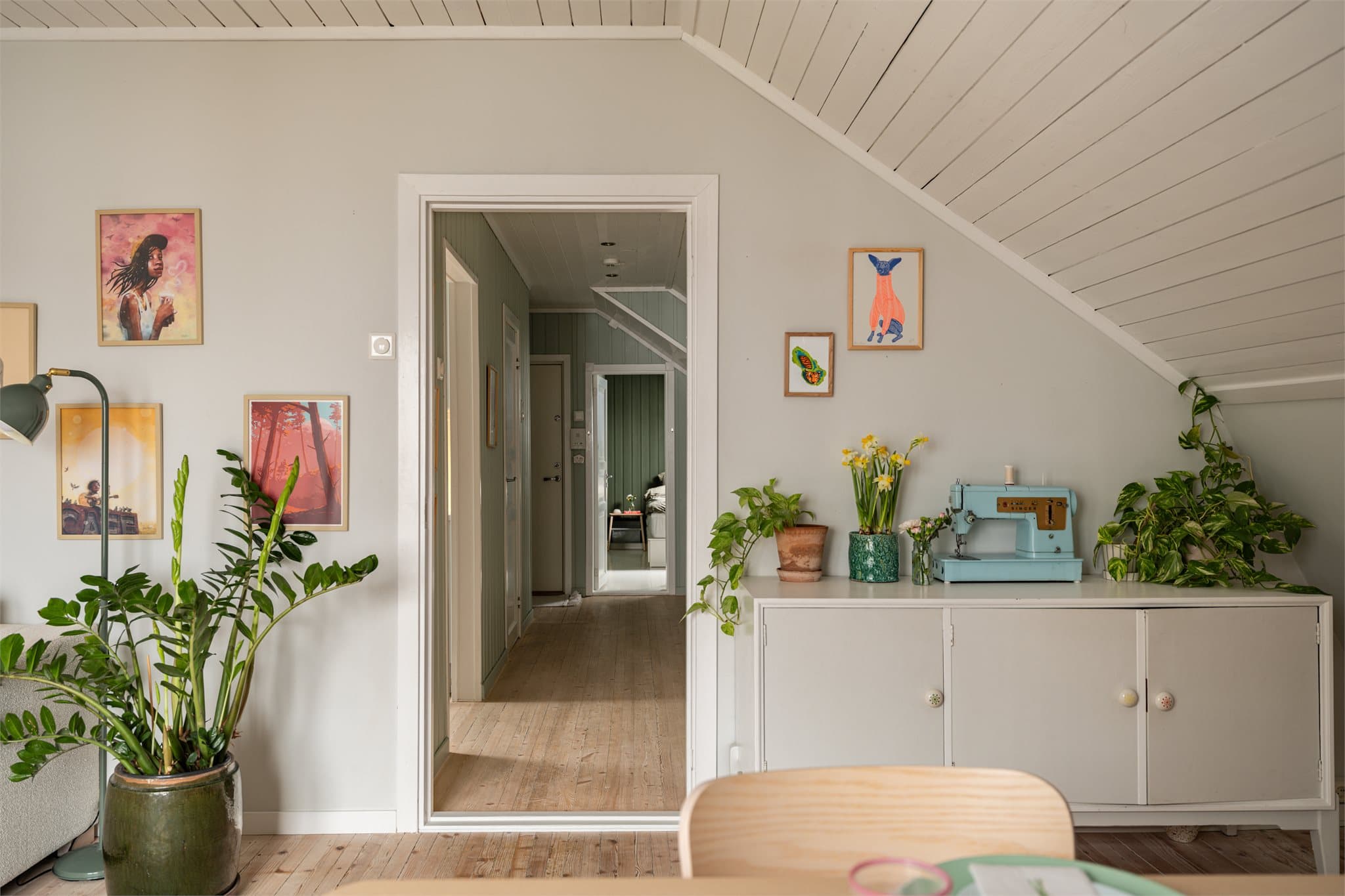 Hvitmalte karmer binder rommene sammen på en elegant måte.