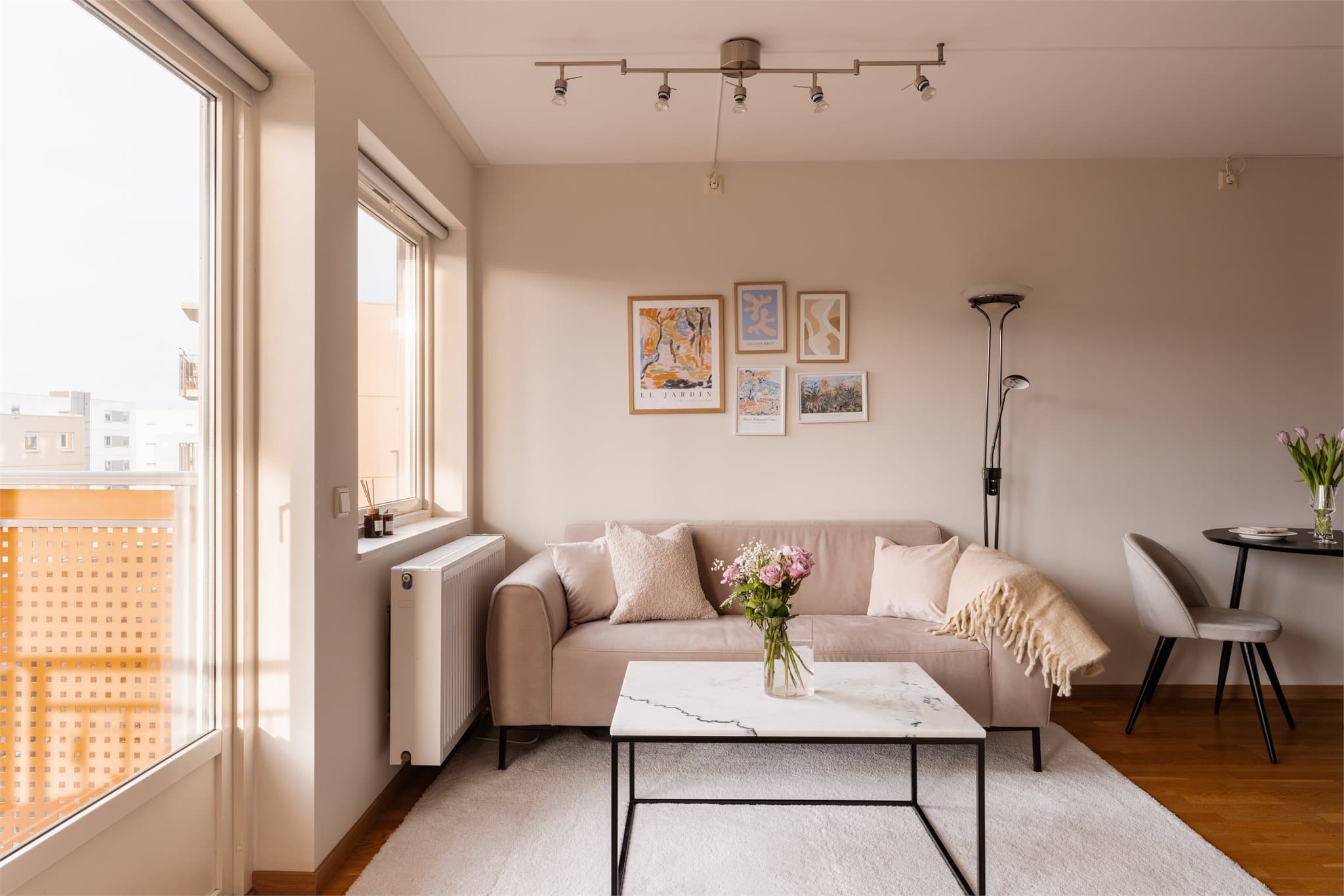 Vindusflatene slipper inn vakkert lys og gir en deilig atmosfære til rommet.