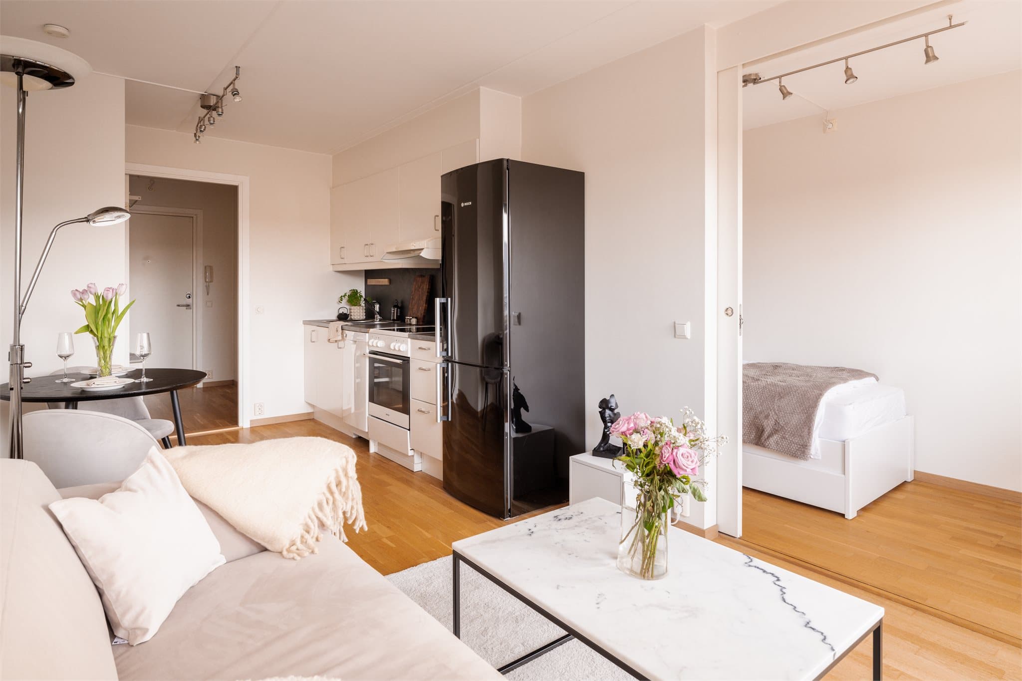 Et sosialt oppholdsrom med plass til både sofagruppe og spiseplass