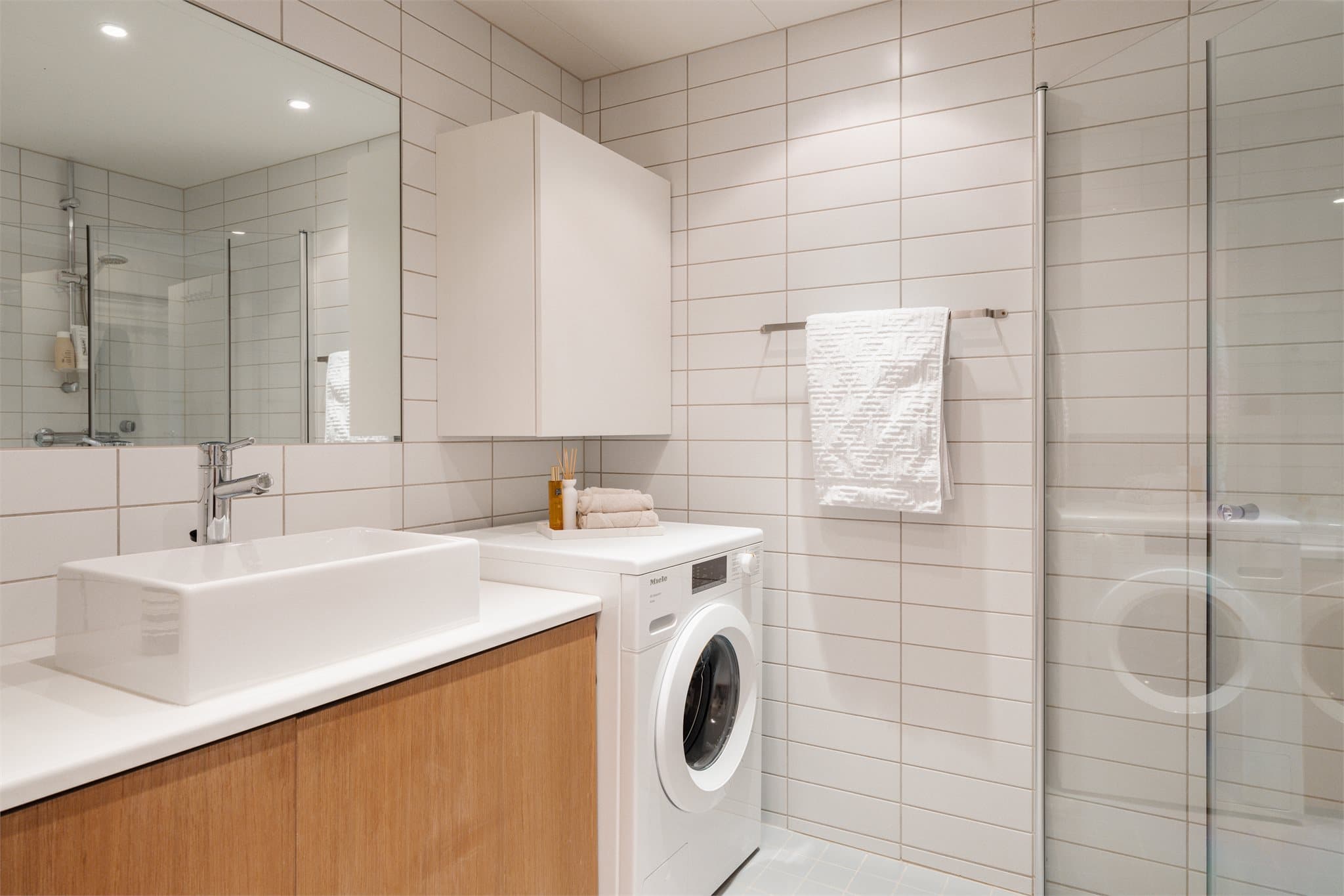 God plass til vaskemaskin på badet, kombinert med moderne og ryddige løsninger