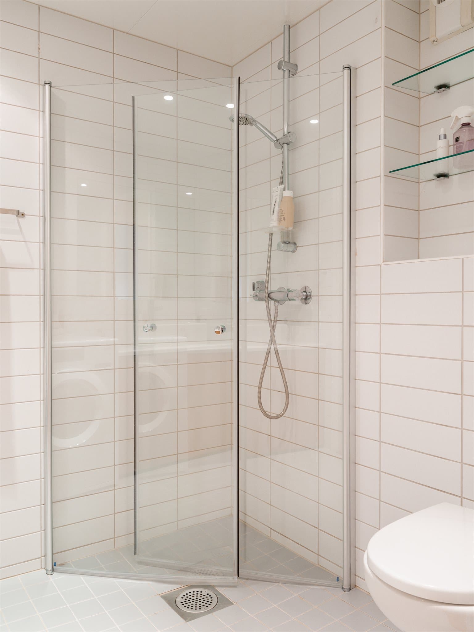 Dusjsonen har innfelbare dører som utnytter plassen optimalt og gir god romfølelse