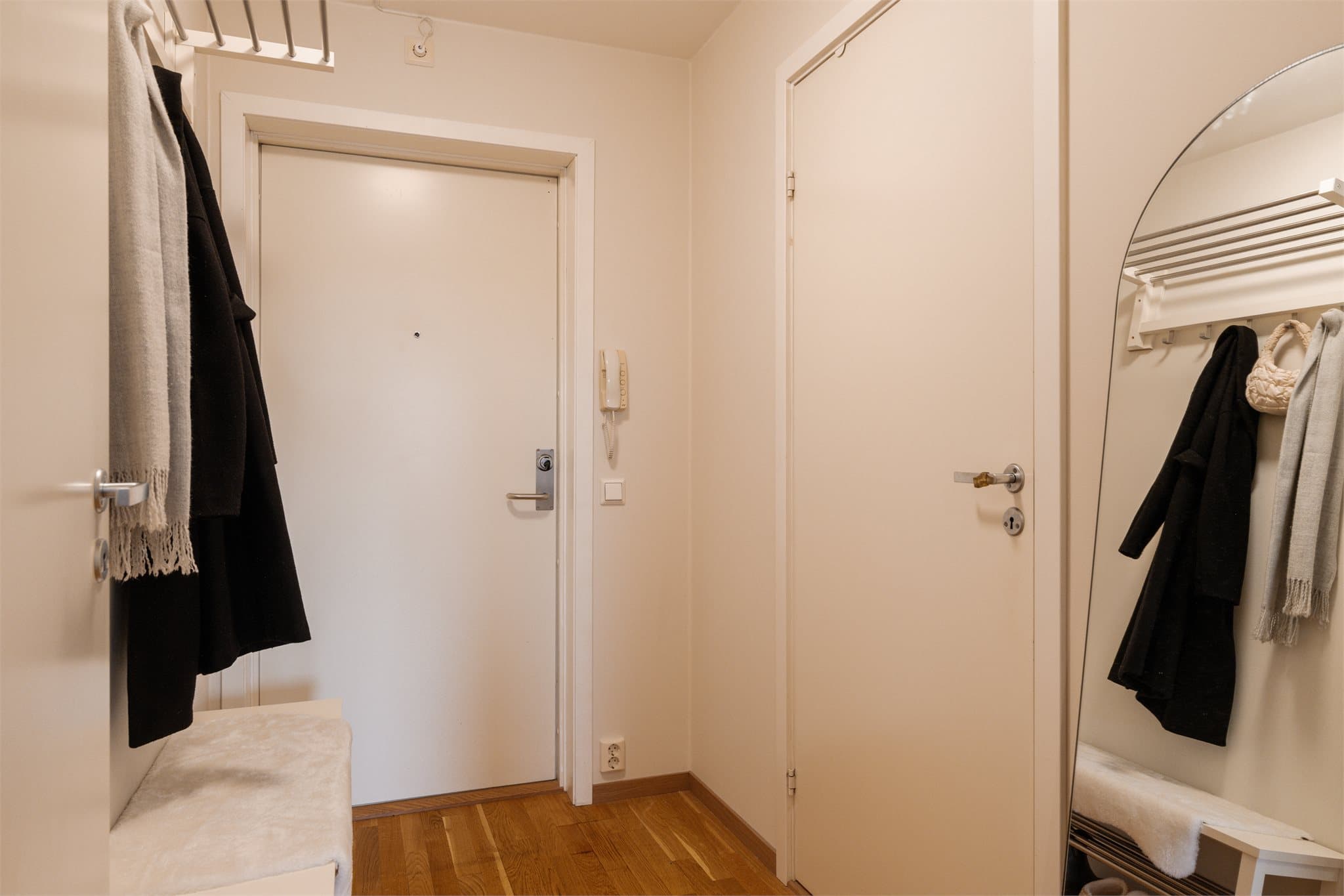 Lys og romslig entre med god plass til oppbevaring