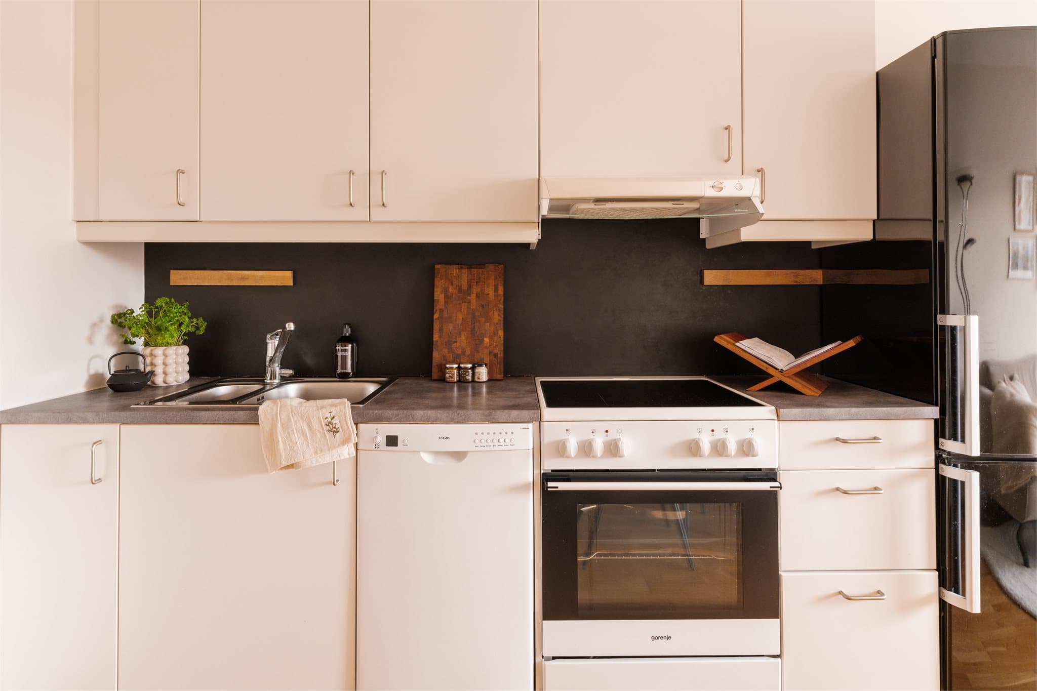 Kjøkkenet er utstyrt med oppvaskmaskin, perfekt for en effektiv hverdag