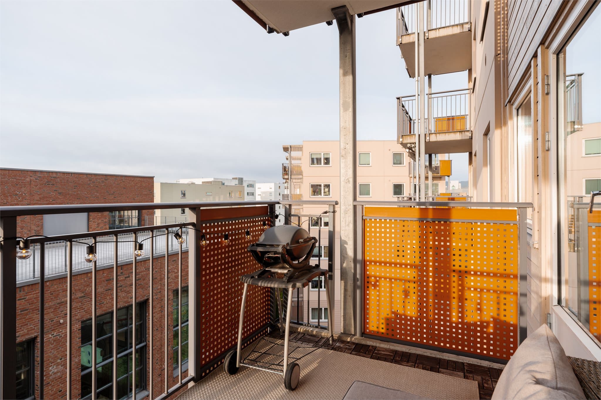 Balkongen innbyr til hygge, grillmat og god stemning!