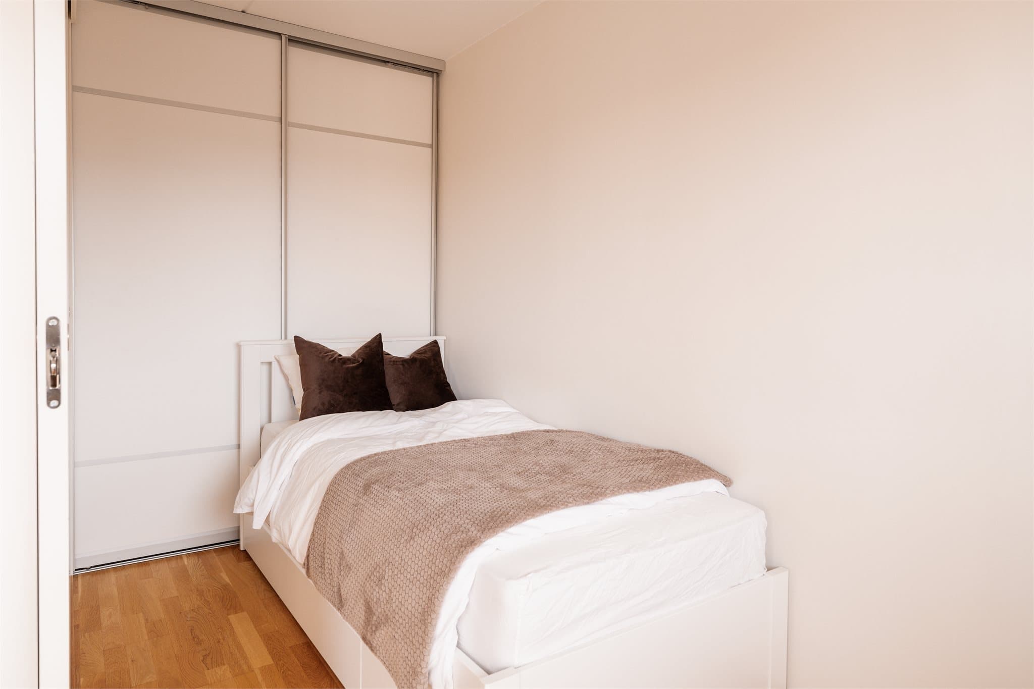 Her får du plass til dobbeltseng, nattbord og alt du trenger