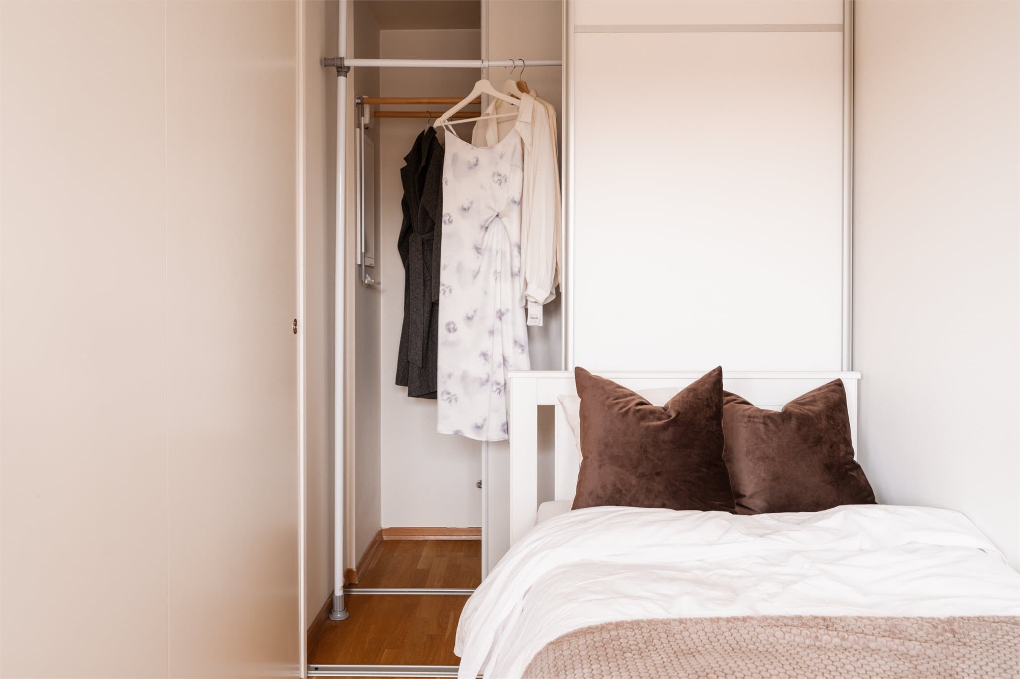 En praktisk, integrert garderobe samt bod sørger for mye oppbevaringsplass bak sengen