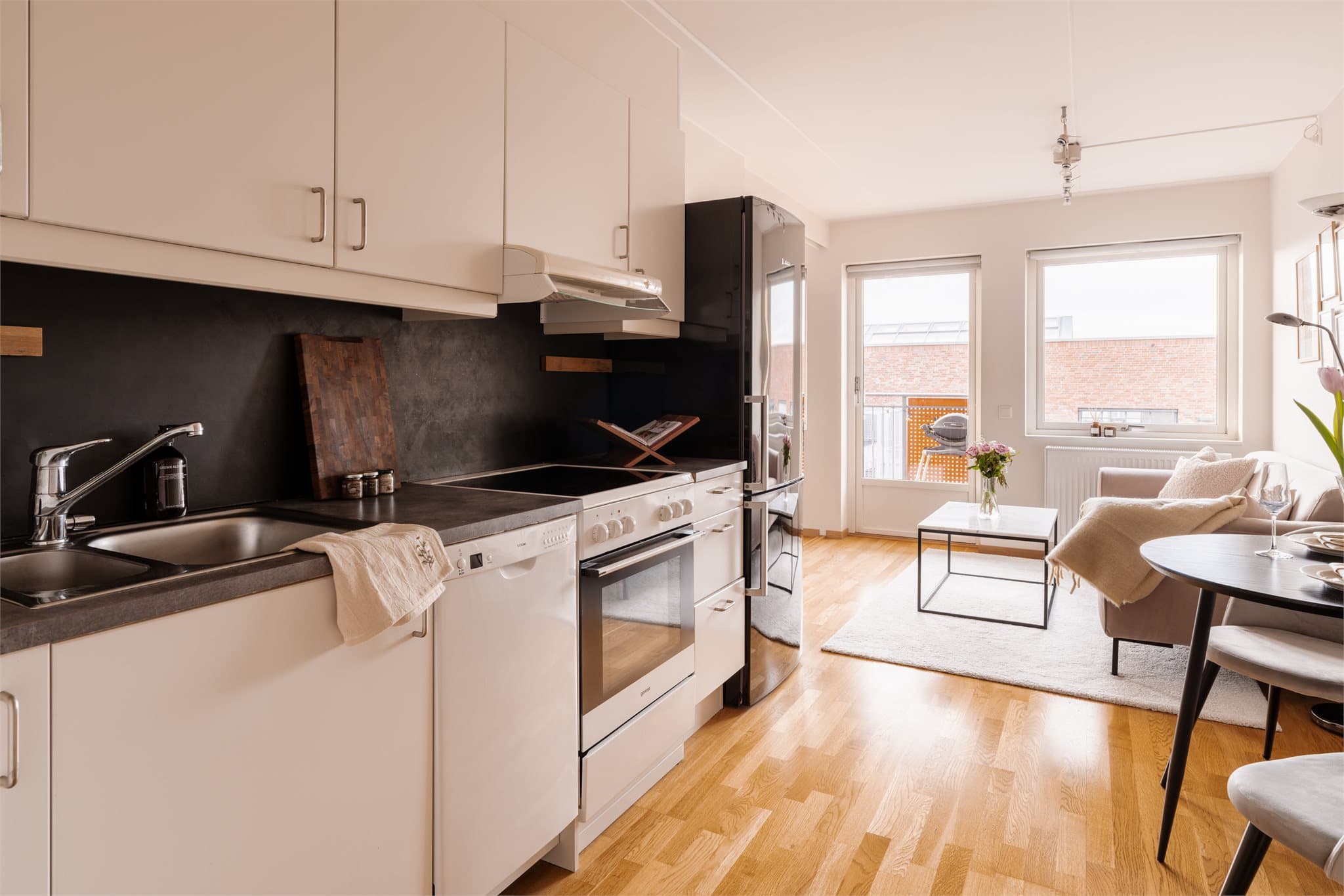 Lekkert og tidløst kjøkken med medfølgende hvitevarer, klart til å tas i bruk fra dag én