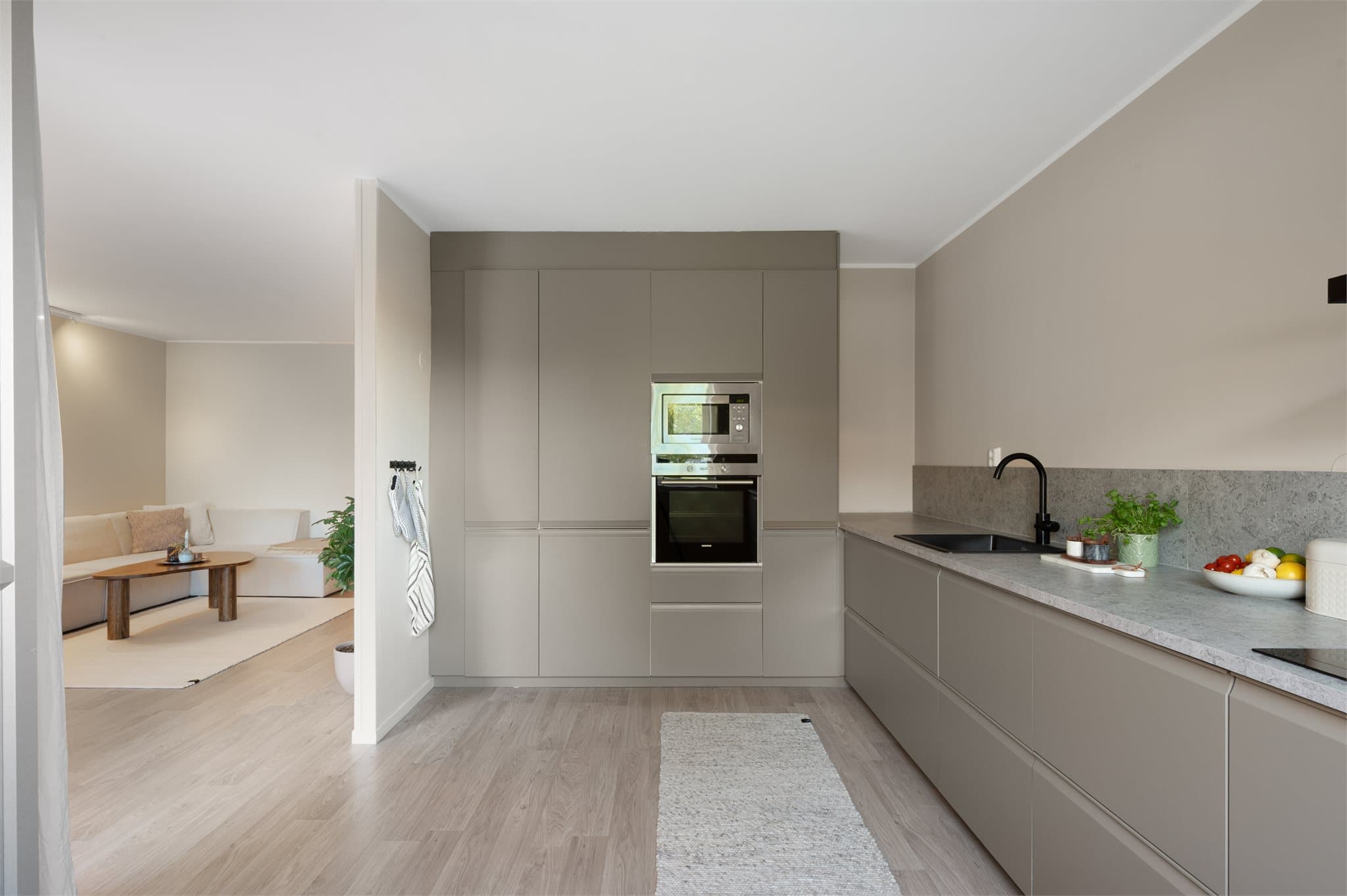 Leiligheten byr på gode oppbevaringsmuligheter i innvendig (2,2 m²) og ekstern bod (12 m²)
