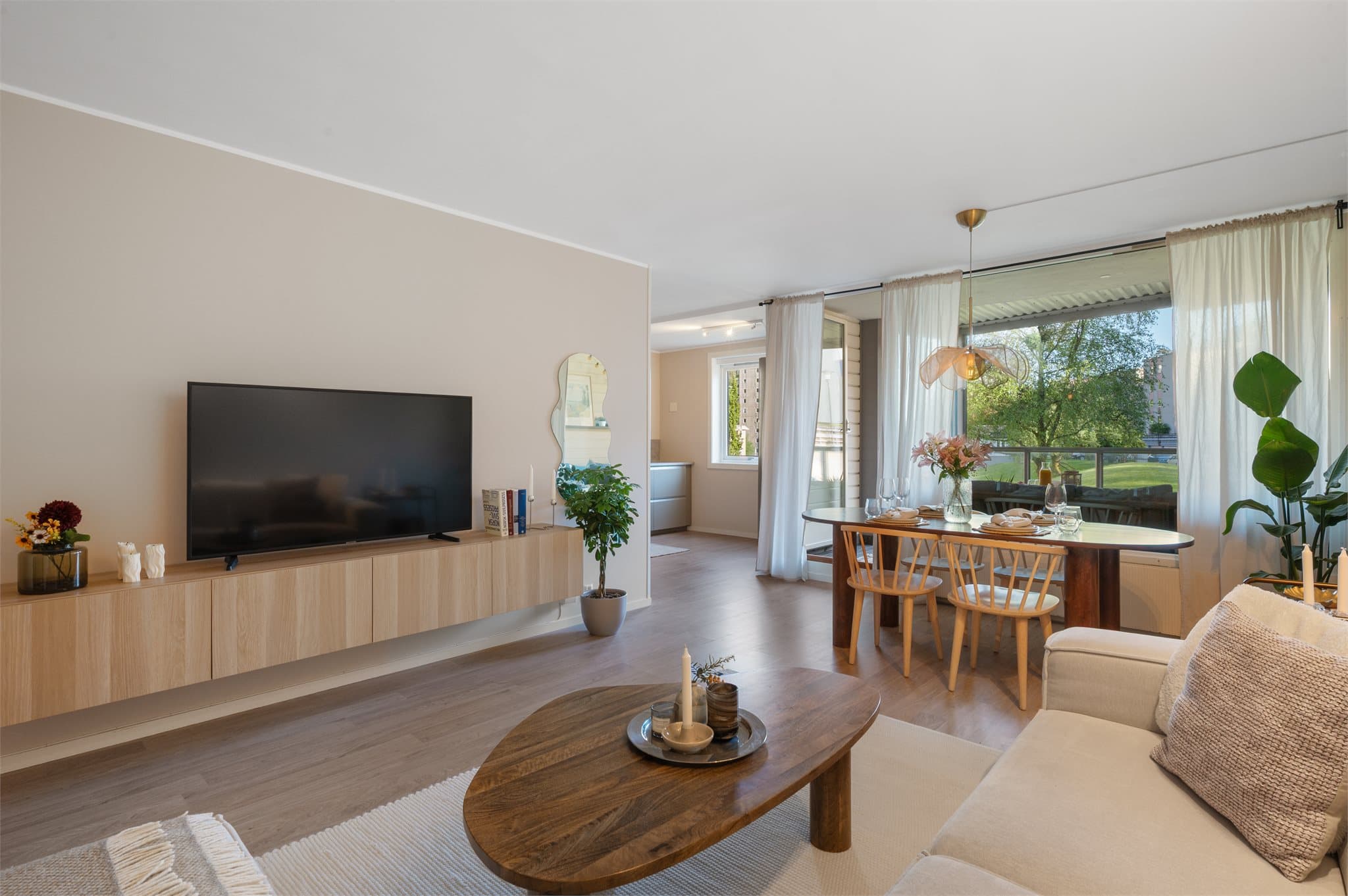 Leiligheten har et totalt BRA-i på 74m² og inneholder entré/gang, to soverom, toalettrom, bad, stue og kjøkken
