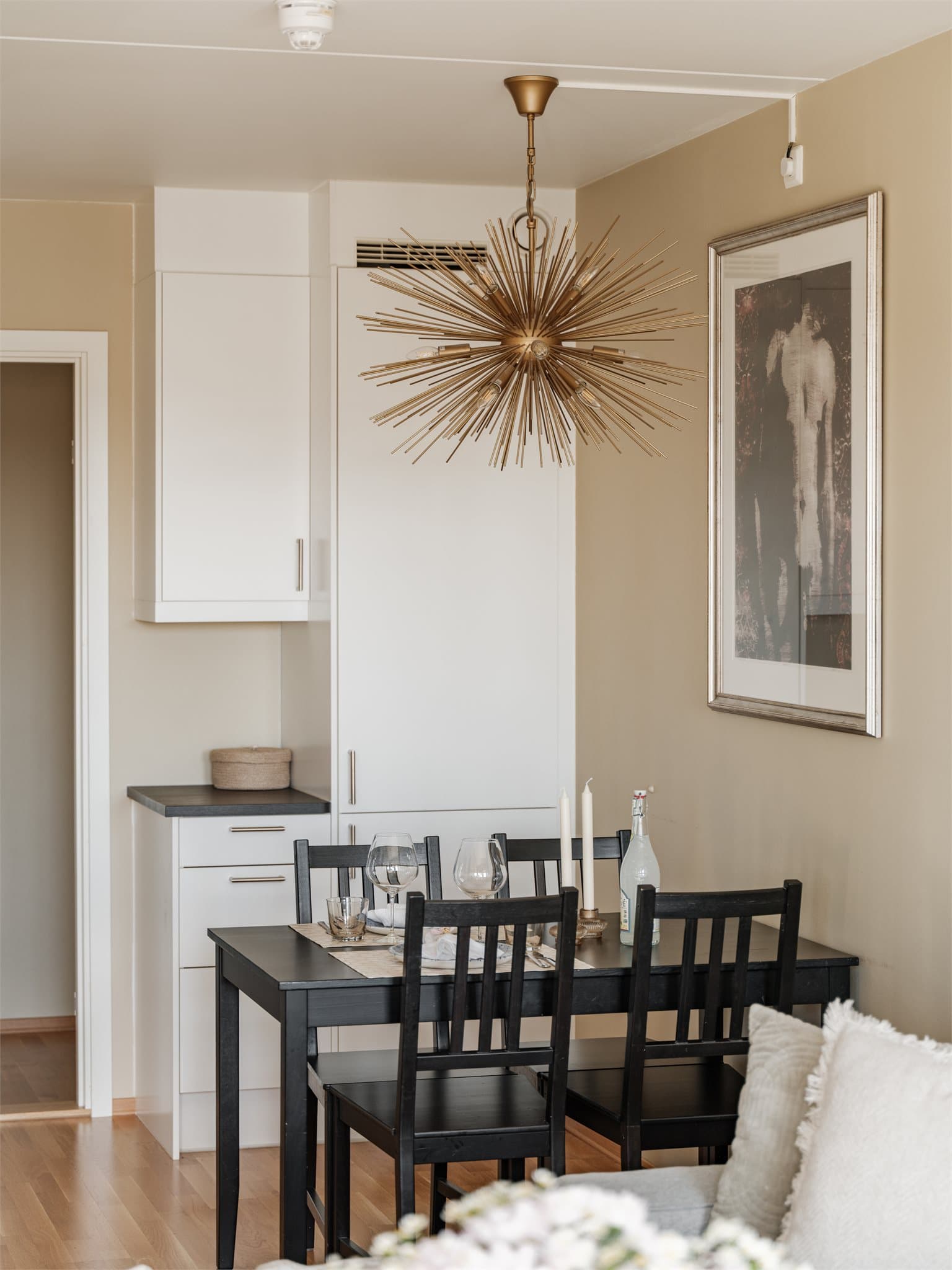 Spisestue med god plass til langbord – perfekt for sosiale sammenkomster.