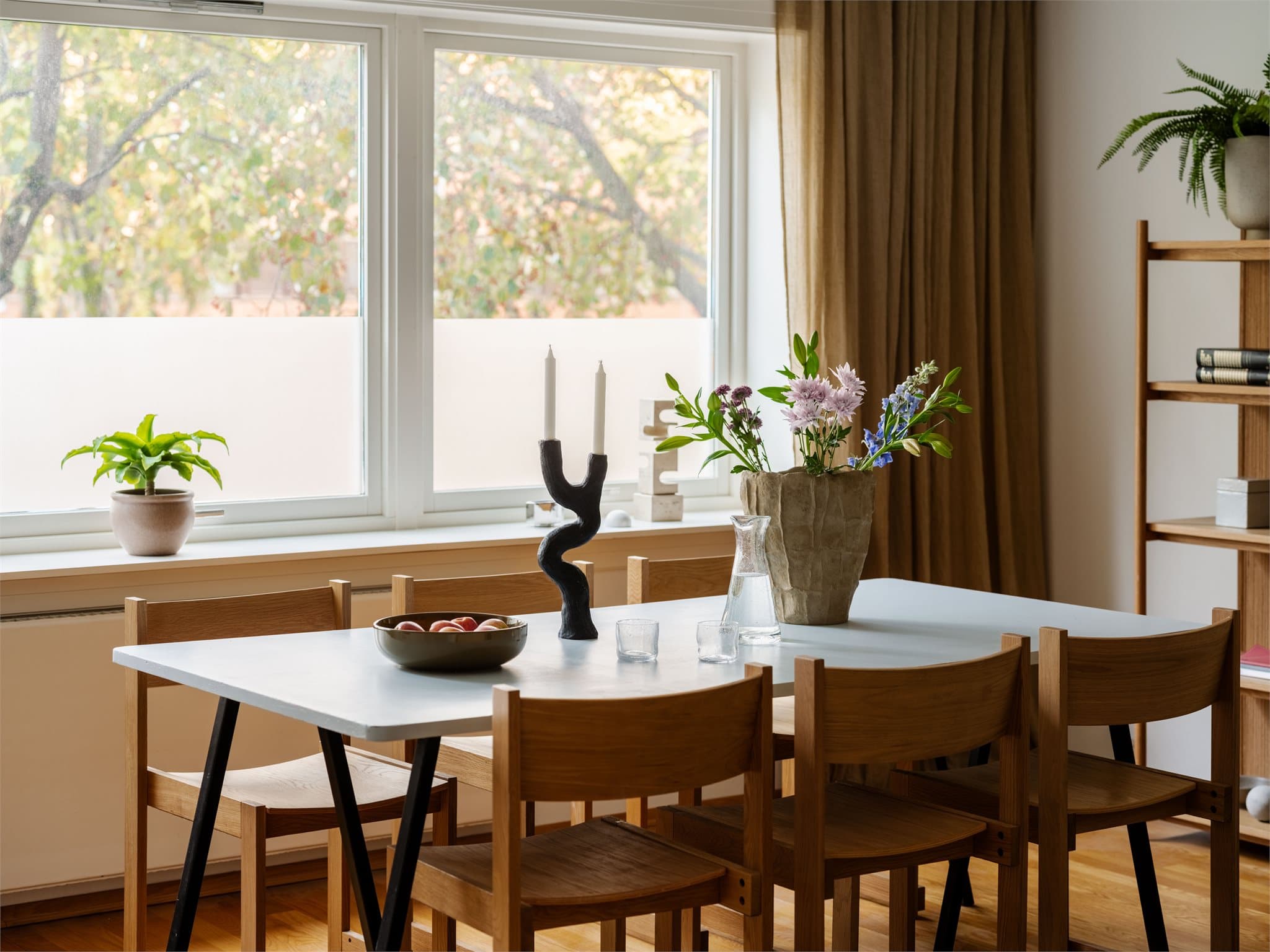 Store vindusflater som sørger for rikelig med naturlig lys.