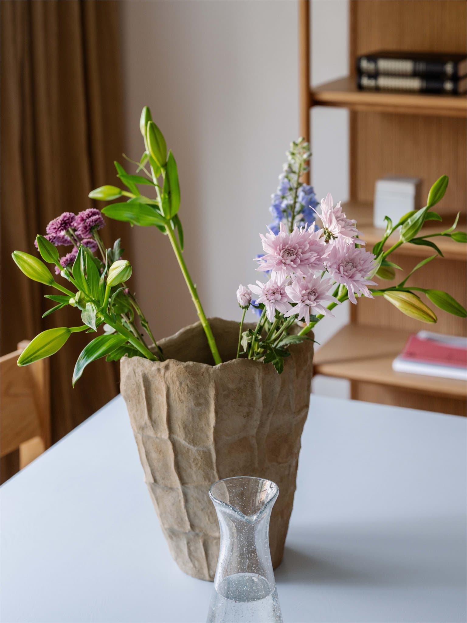 Harmonisk samspill mellom lyse overflater og naturlige treelementer.