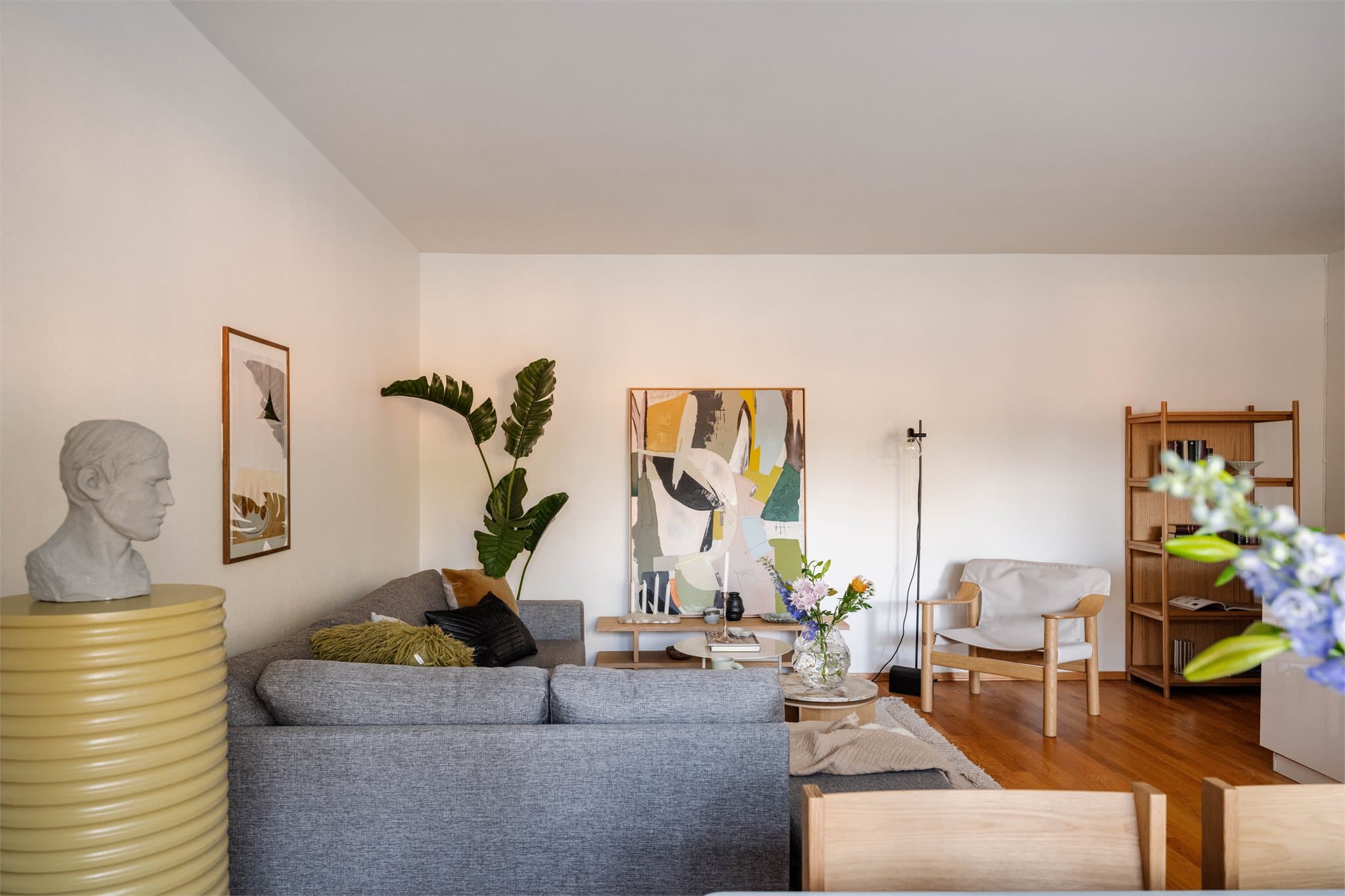 Leiligheten varmes opp via radiator tilknyttet vannbåren fjernvarme.