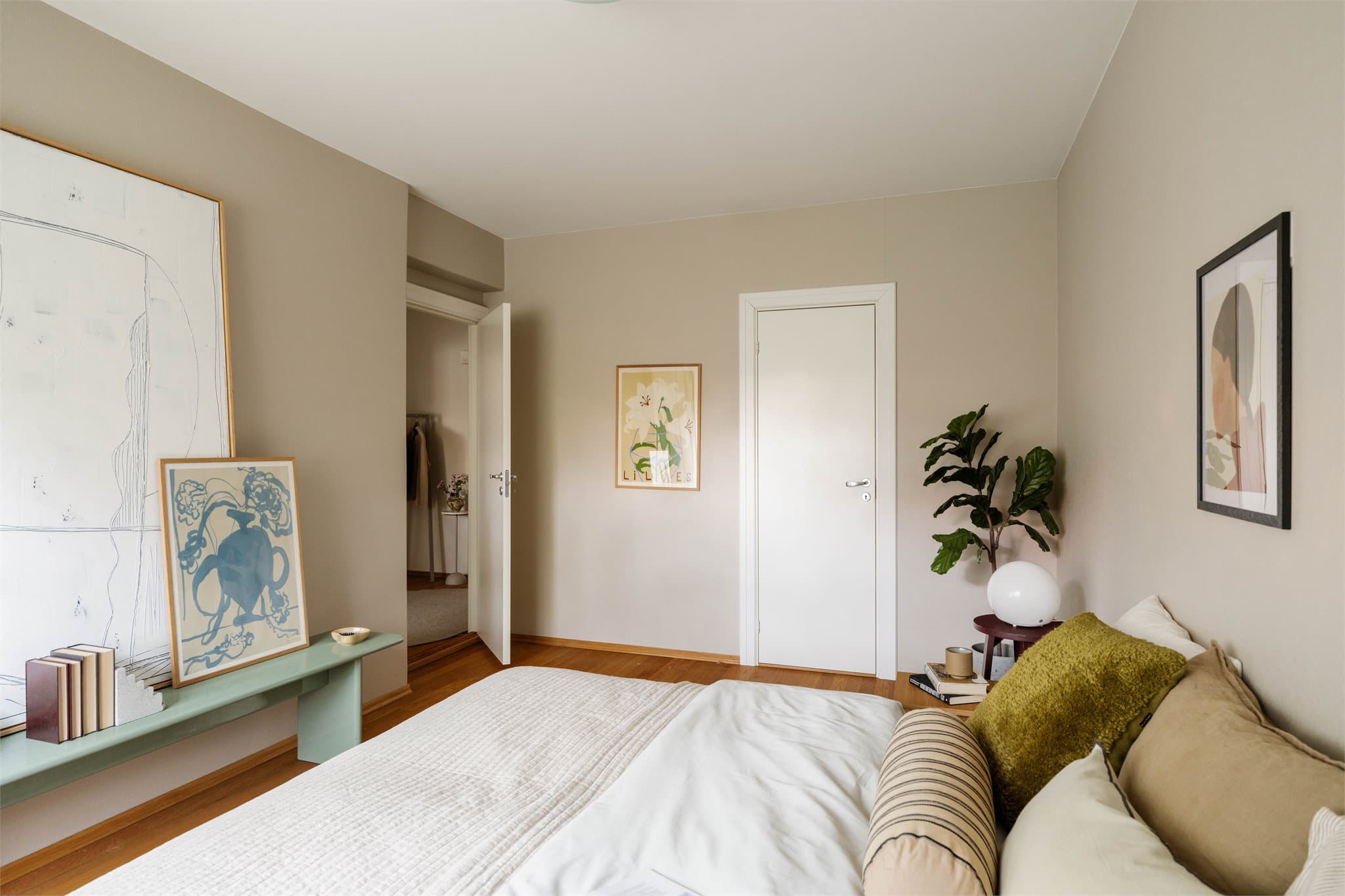 Fra hovedsoverommet er det direkte adkomst til en innvendig bod/walk in closet