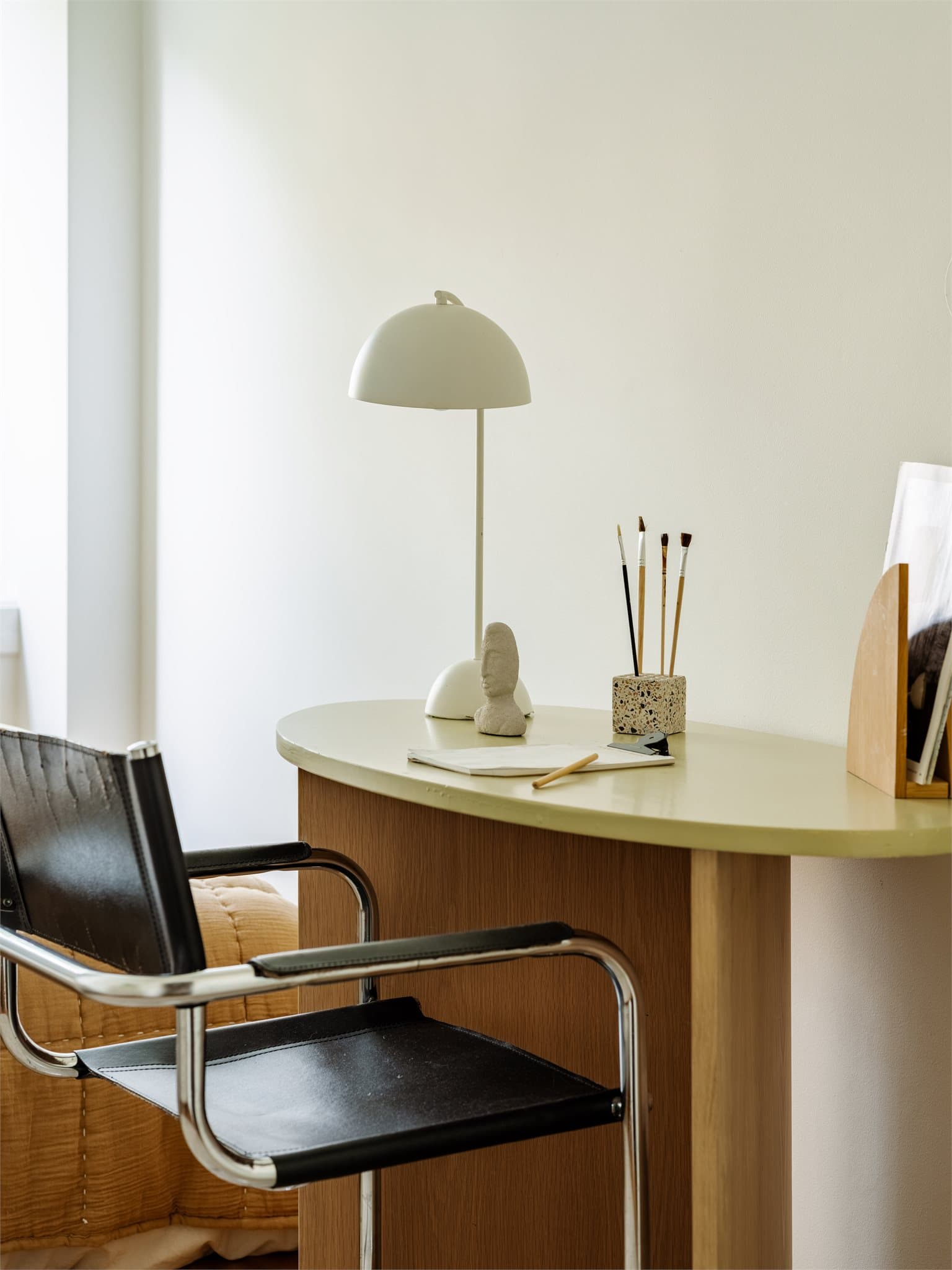 Her er det god plass til skrivebord og arbeidsplass.