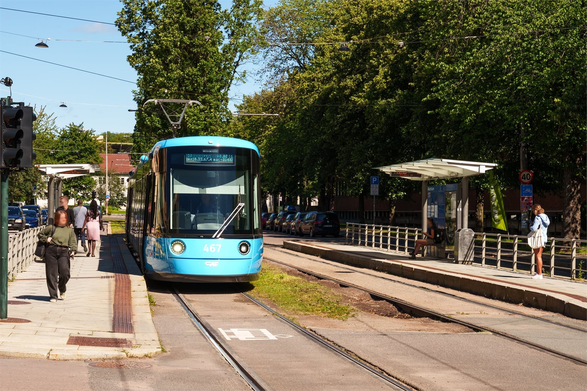 Adamstuen holdeplass ligger kun få minutters gange unna med linje 17 og 18.