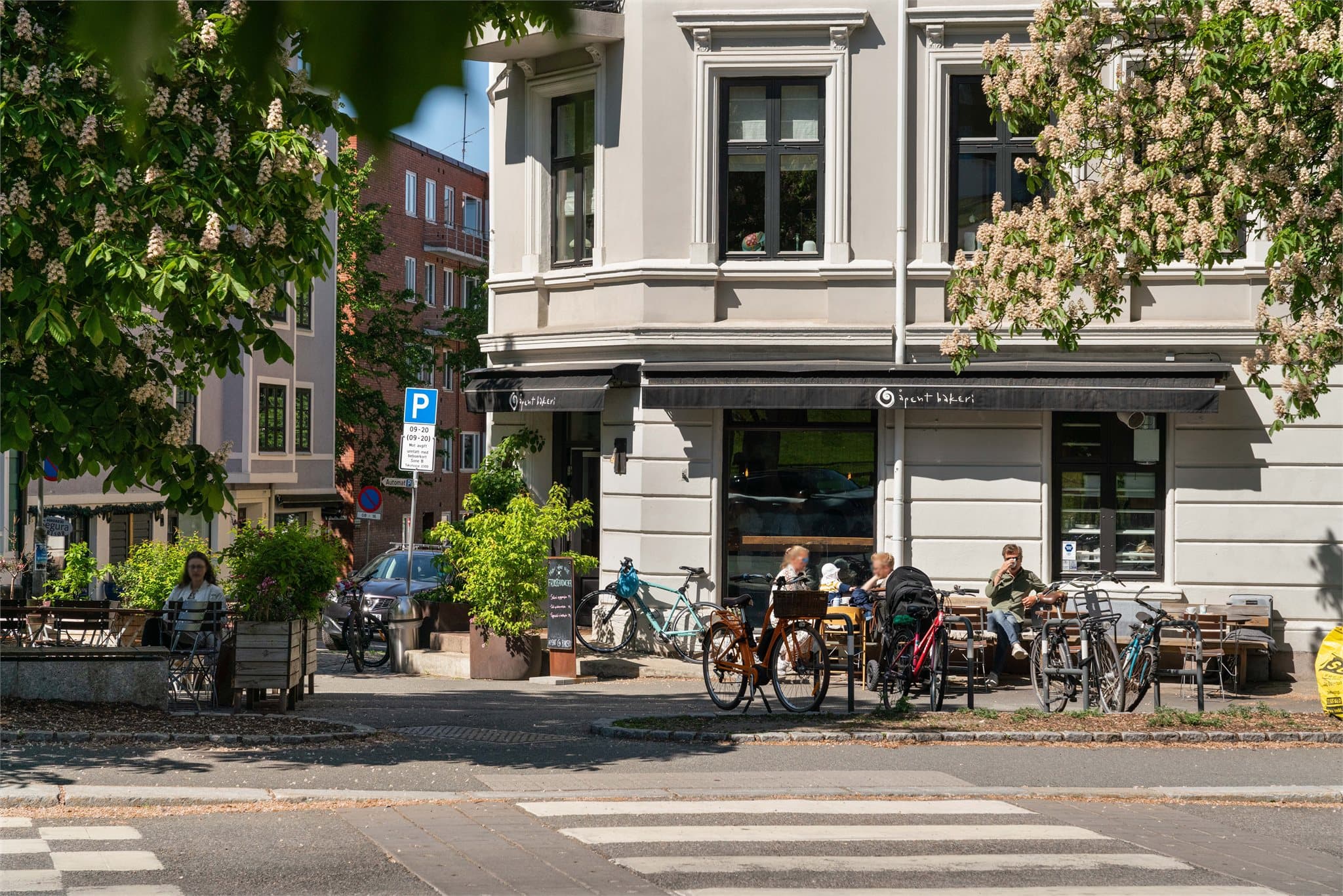 Åpent Bakeri på Adamstuen ligger kun et par minutters gange fra leiligheten og byr på ferske bakevarer og kaffe.