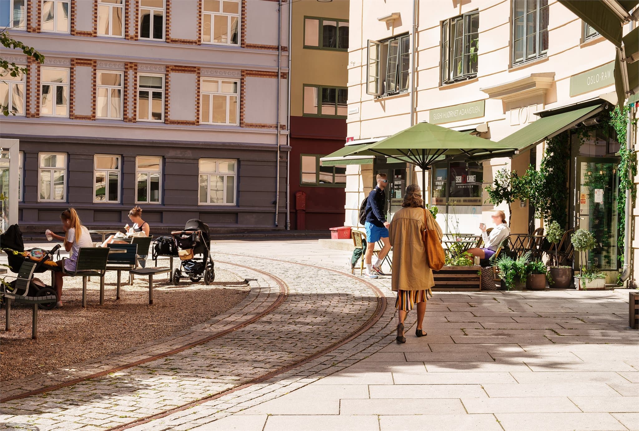 Adamstuen torg er et naturlig samlingspunkt med kaféer, dagligvare, serveringstilbud og hyggelig nabolagsstemning.