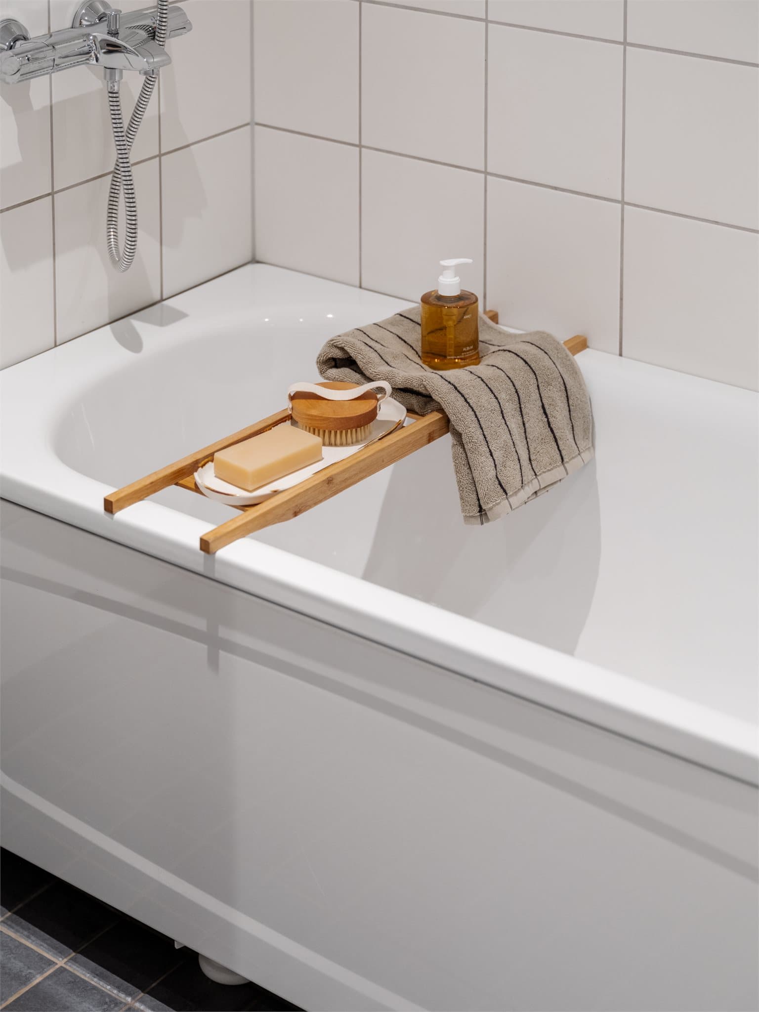 Badet er innredet med badekar, en praktisk løsning som passer godt for både voksne og barn.