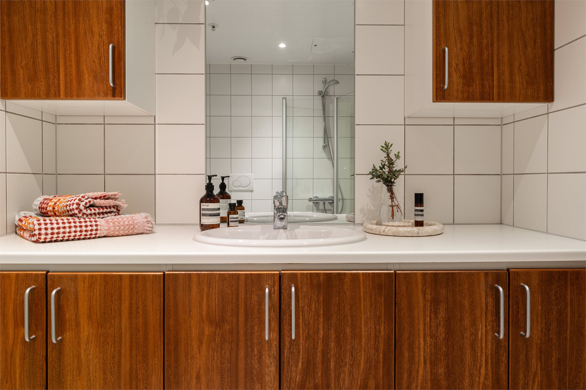 Innholdsrik baderomsinnredning med mye lagringsplass.