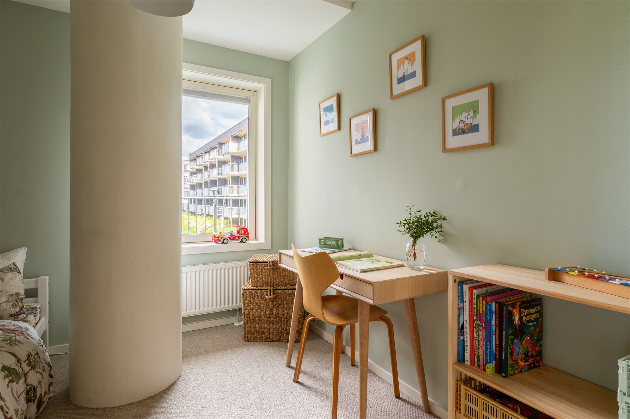 Rommet egner seg perfekt som barnerom, gjesterom eller hjemmekontor - alt etter behov og ønsket bruk.