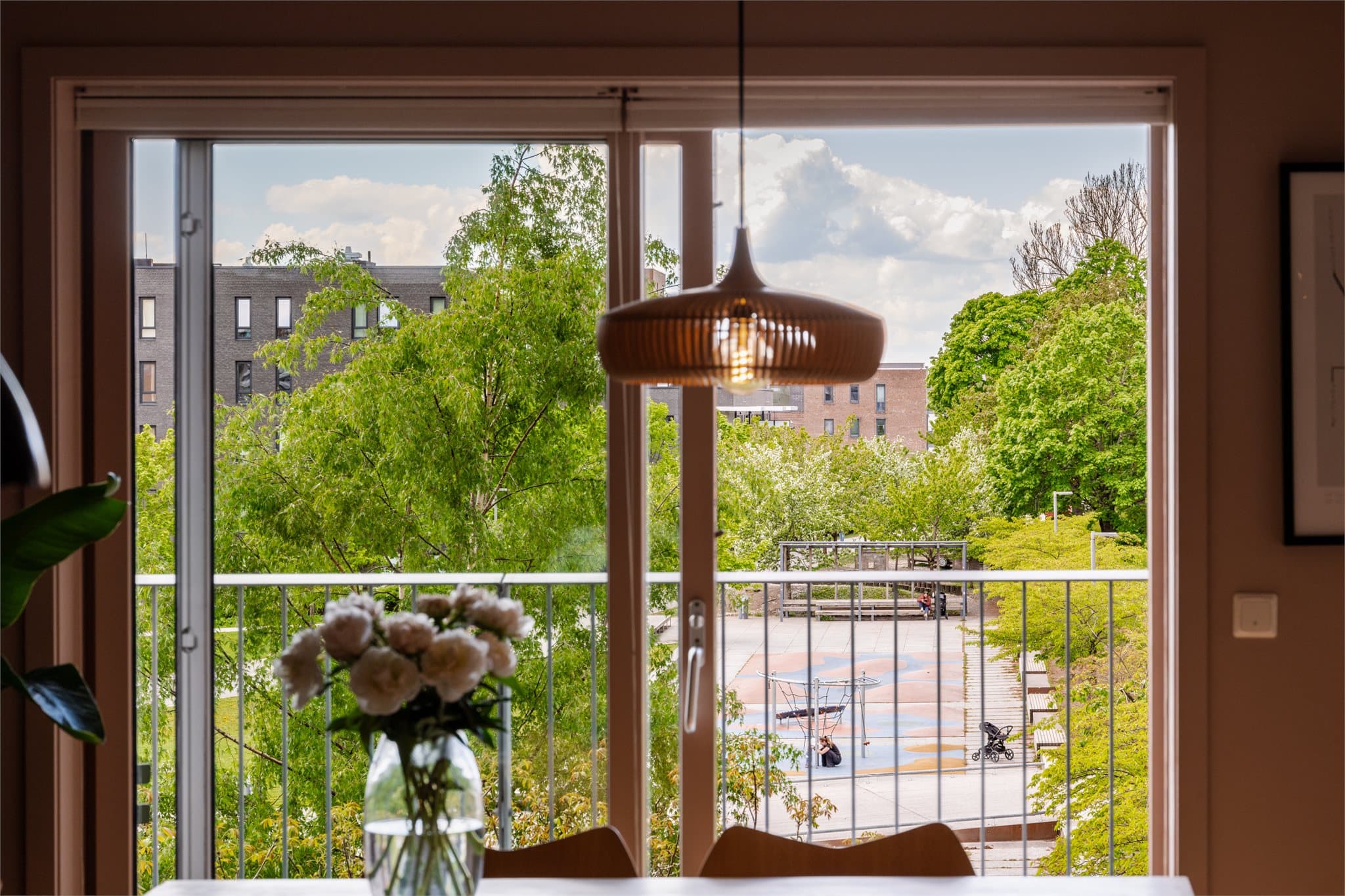 Stor skyvedør i glass gir en sømløs overgang mellom inne- og uterom.