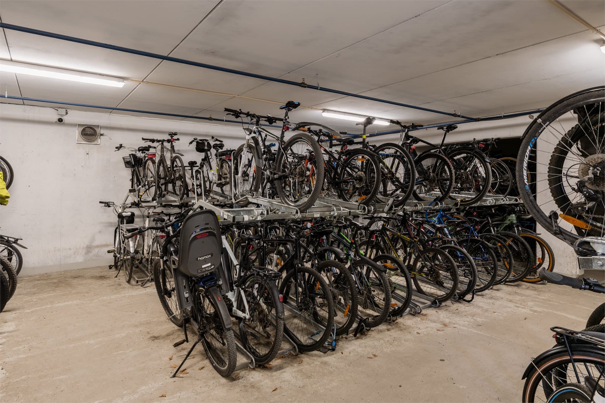 Det er egen sykkelparkering hvor du kan parkere sykkelen.