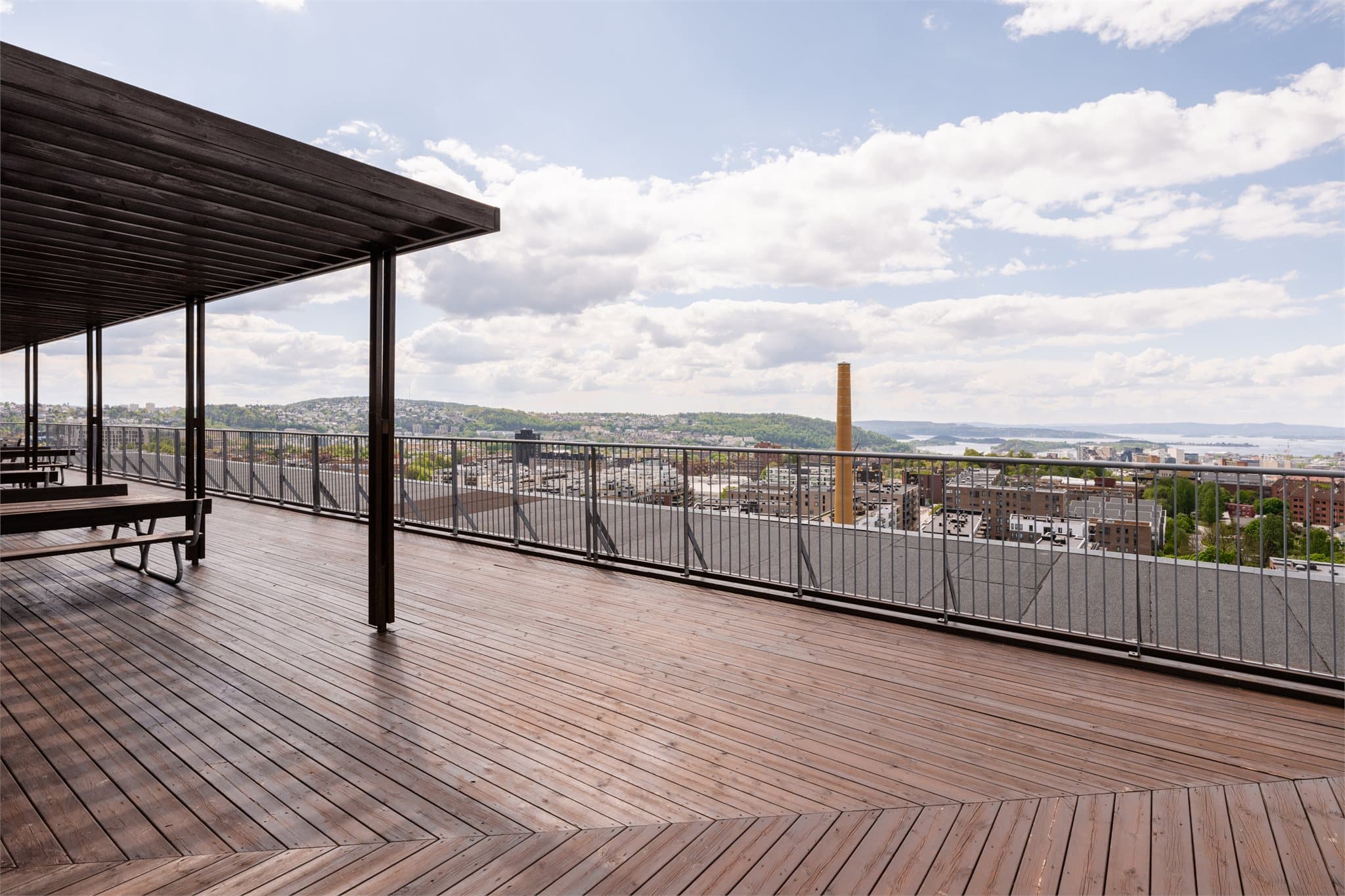 Sameiet disponerer en flott felles takterrasse og selskapslokale i 14. etasje. Takterrassen byr på en imponerende utsikt over hele Oslo by, og er et perfekt sted å nyte solrike dager og hyggelige sammenkomster.