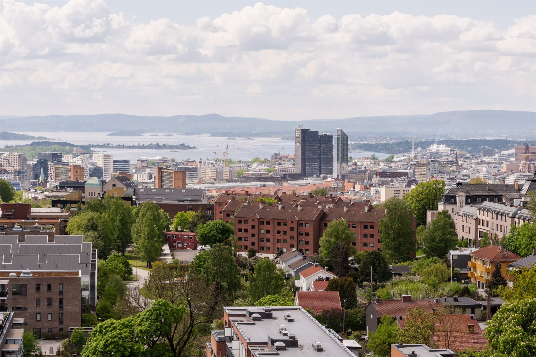Dette er en av de mest imponerende takterrassene i området, med vidstrakt utsikt over byen og fjorden.