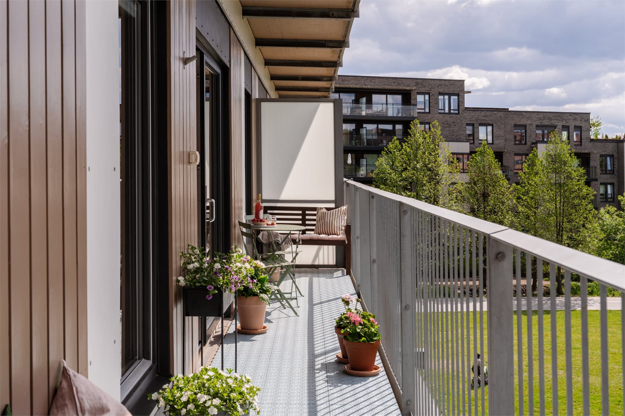 Her får dere en lekker hjørneleilighet med utgang til en stor balkong på hele 28 m².