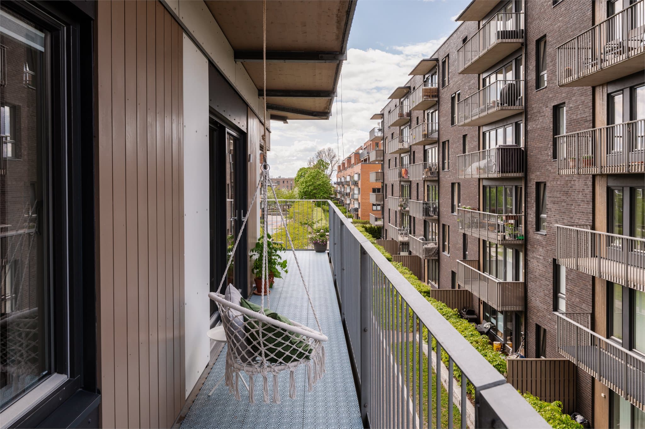 Balkongen har gode solforhold og byr på både sol og skygge gjennom dagen.