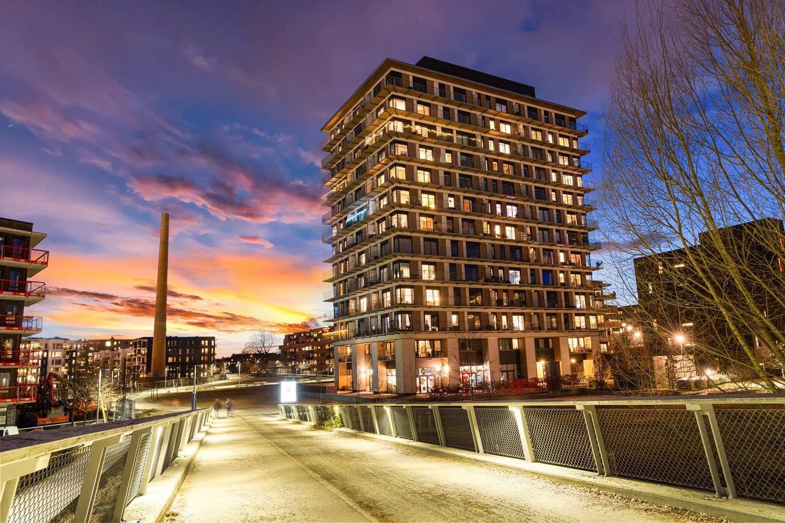 Høyhuset ligger fint til med butikker og restauranter i umiddelbar nærhet.