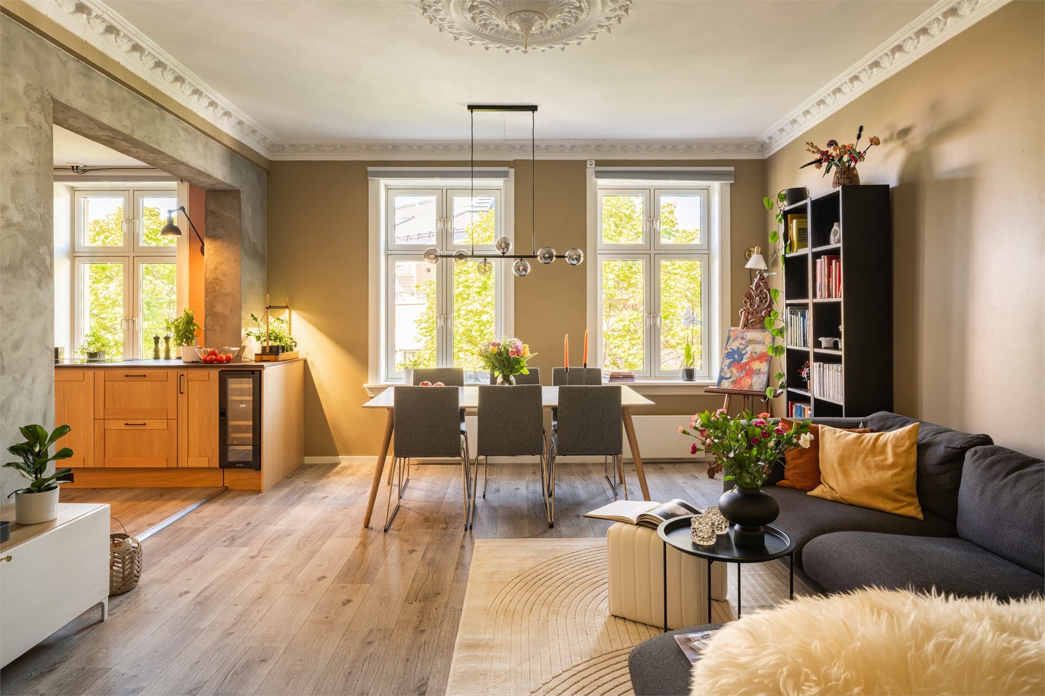 Boligens stue legger til rette for samvær og koselige øyeblikk, mens de store vinduene med dype karmer sørger for flott lysinnslipp og en luftig atmosfære.