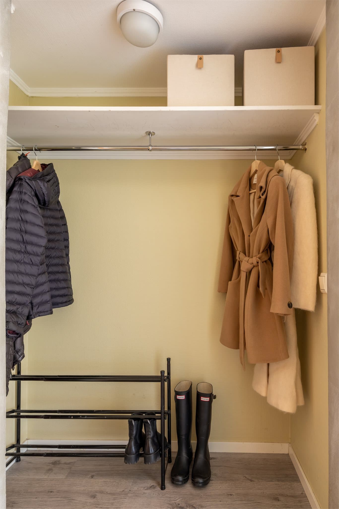 Praktisk garderobeløsning i gangen med god oppbevaringskapasitet.