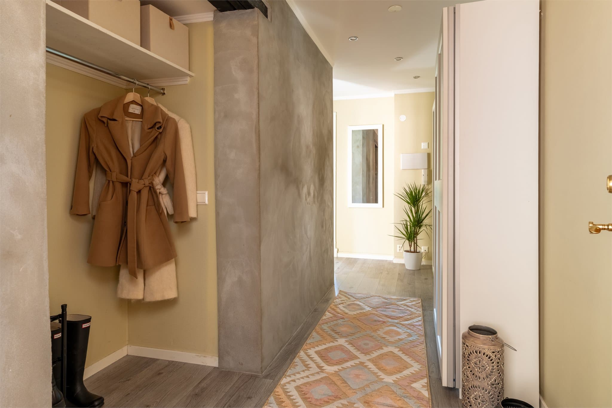 Inngangspartiet er lyst og innbydende, med praktisk garderobeløsning for ytterklær.