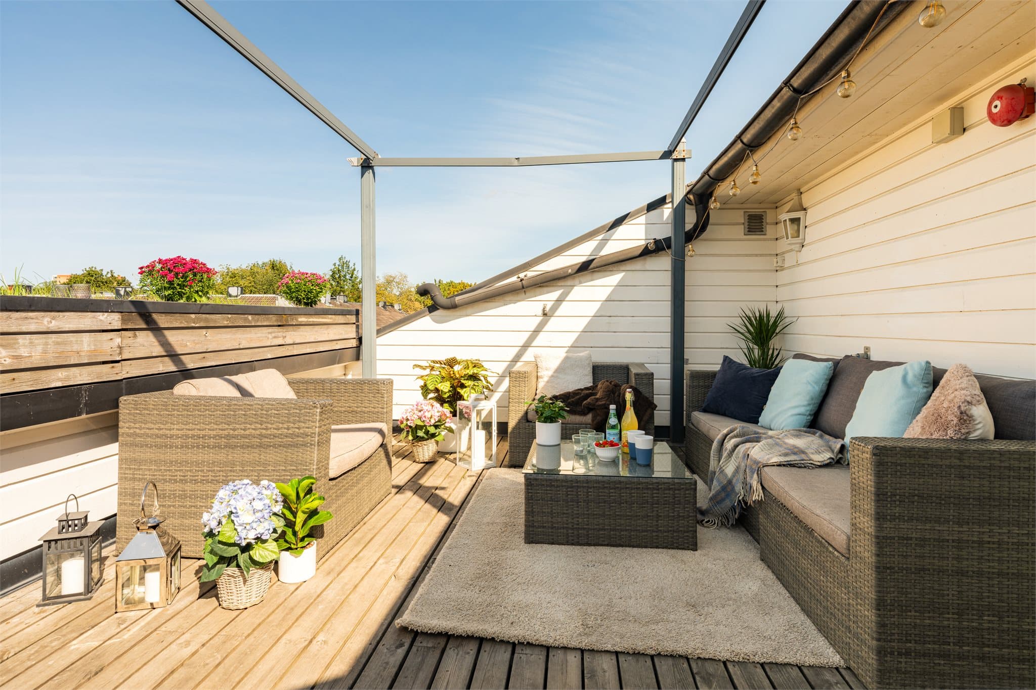 Solrik takterrasse som deles med øvrige beboere.