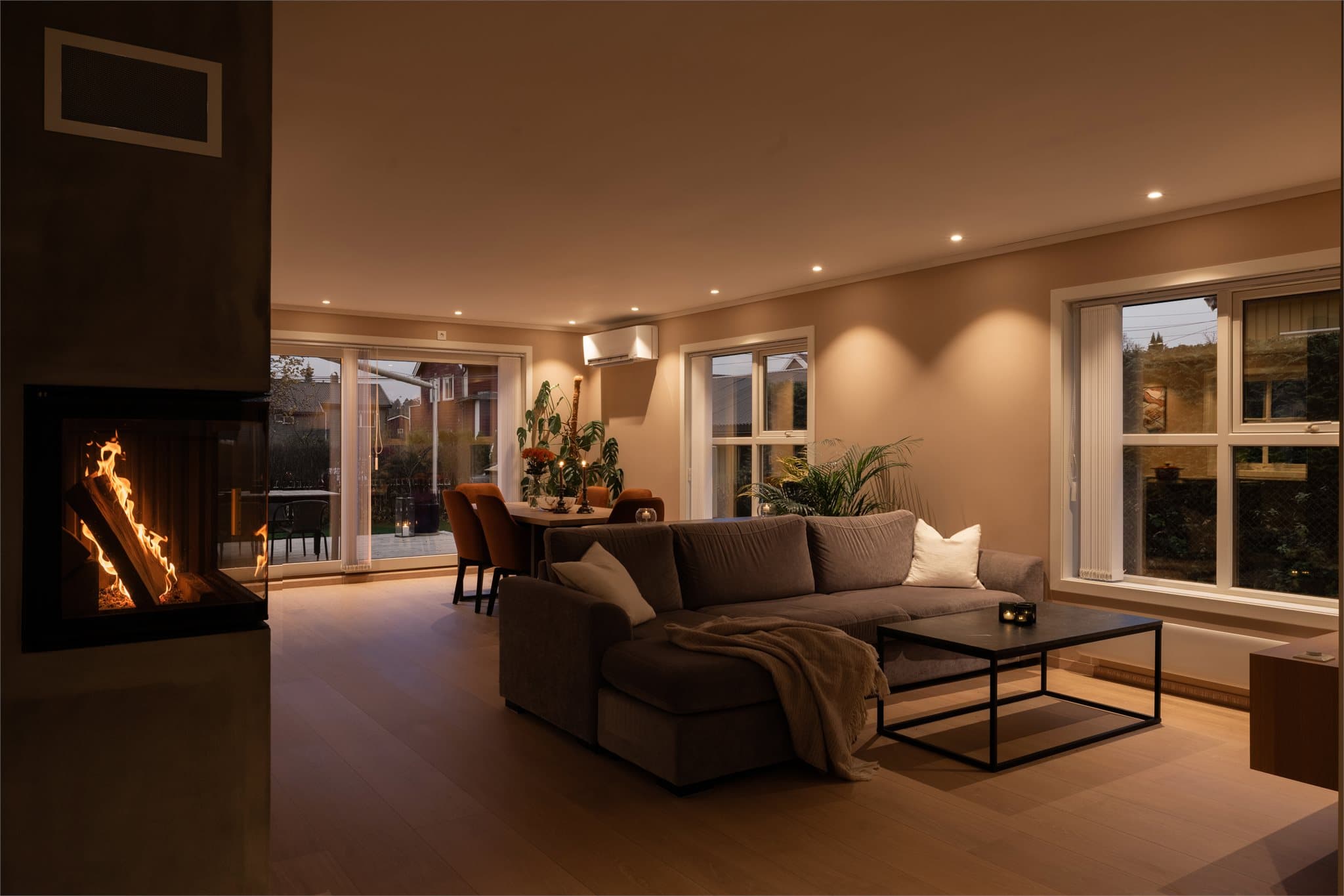 På kveldstid skaper spottene en dempet og behagelig atmosfære.