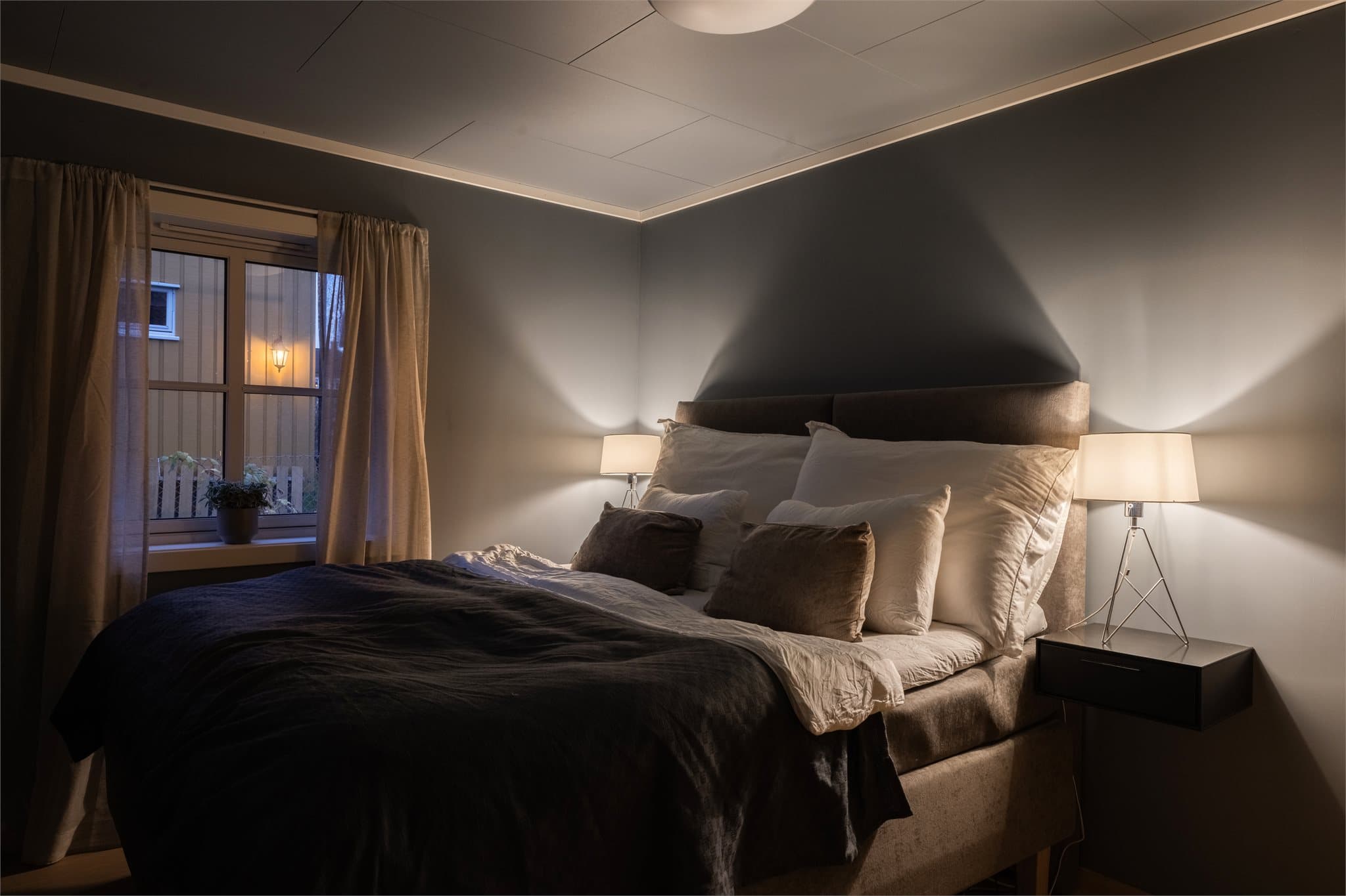 Et lunt hovedsoverom med behagelige fargetoner som skaper en rolig atmosfære.