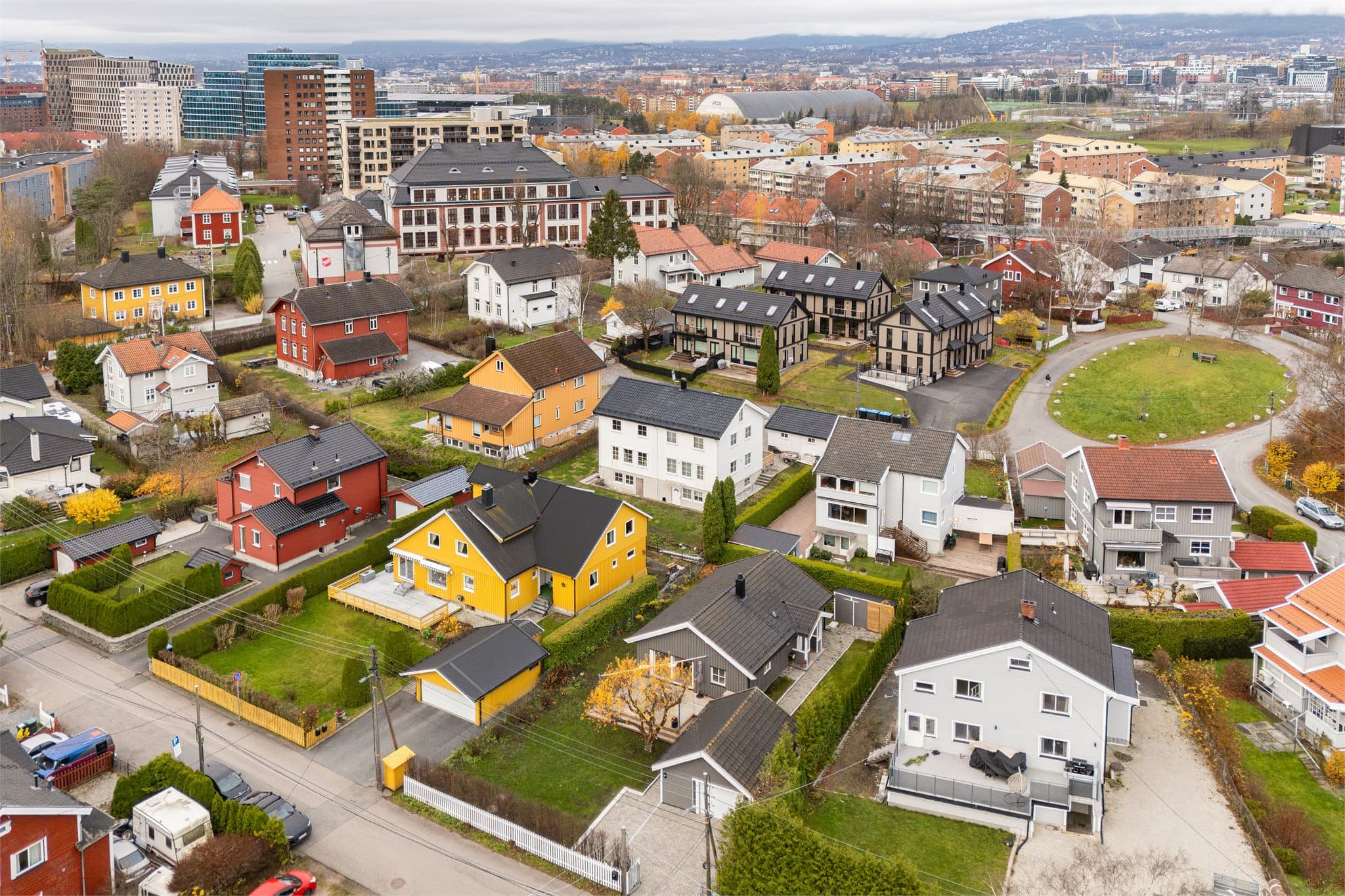 Det er sjelden eneboliger kommer for salg her, så gir en unik mulighet til å flytte inn i et flott hjem i et familievennlig nabolag på Teisen.