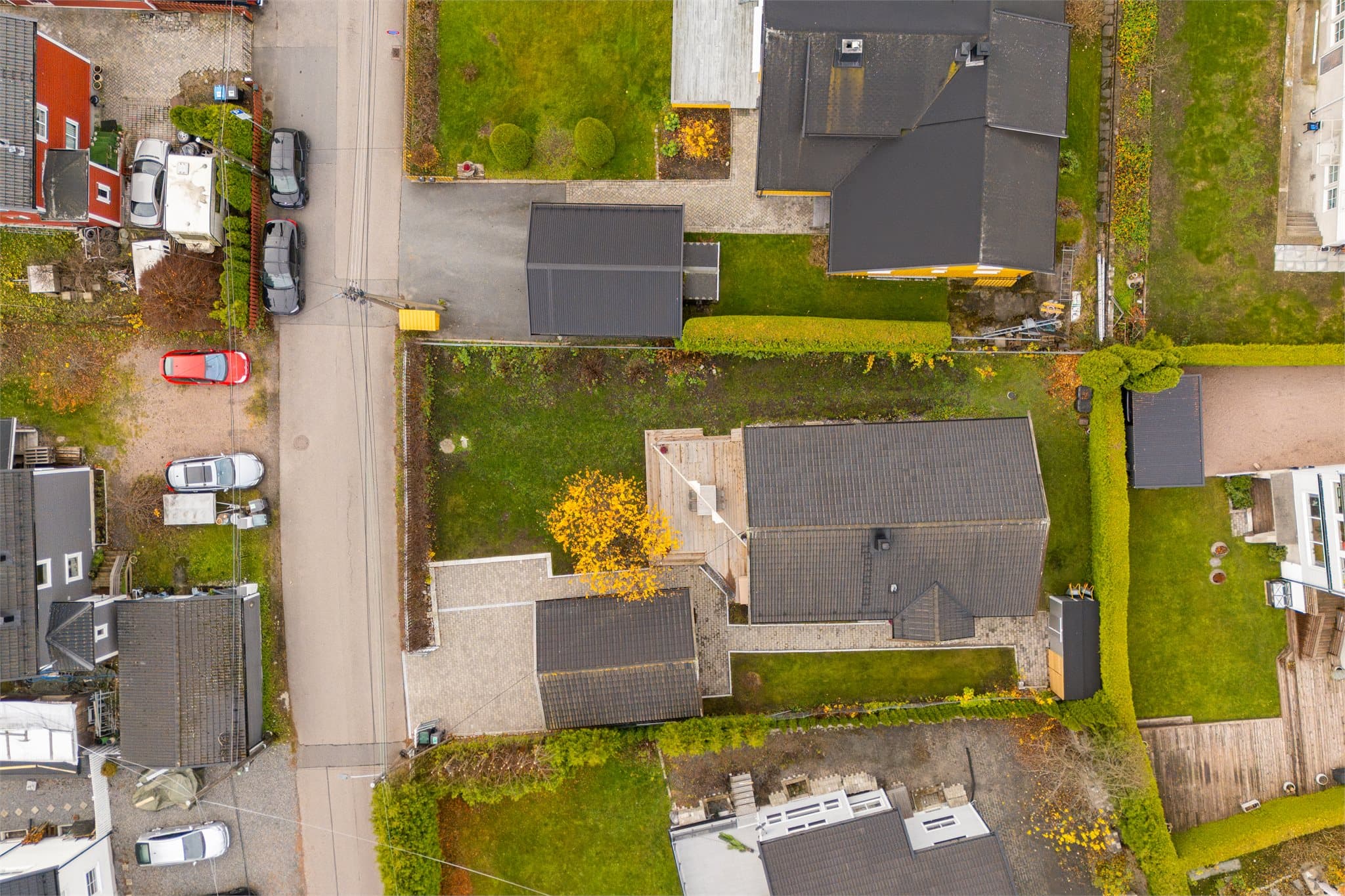 Dronefoto av eiendommen.