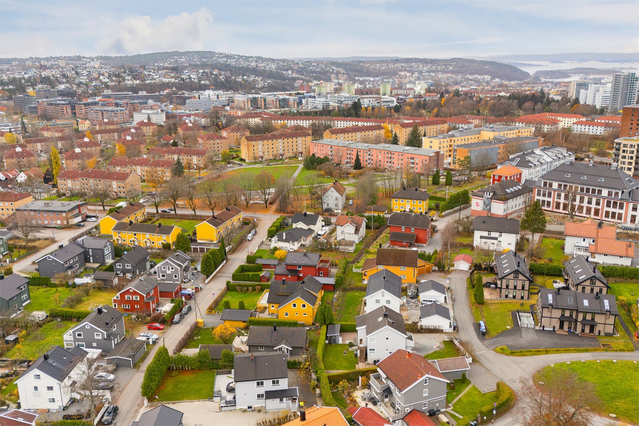 Her bor dere med kort vei til barnehager, skoler, matbutikker og det dere trenger i hverdagen.