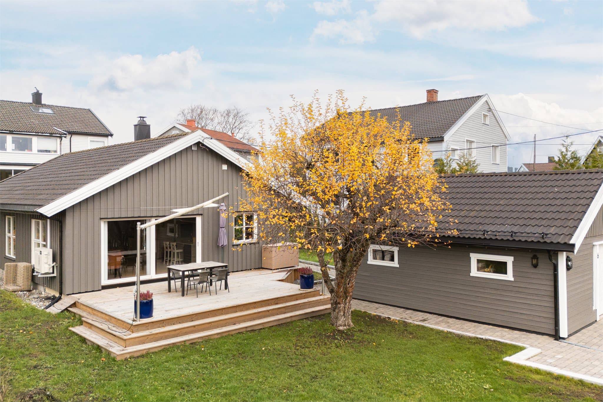 Pent opparbeidet hage med gode solforhold og romslig plen som gir rikelig med plass til lek og aktiviteter.