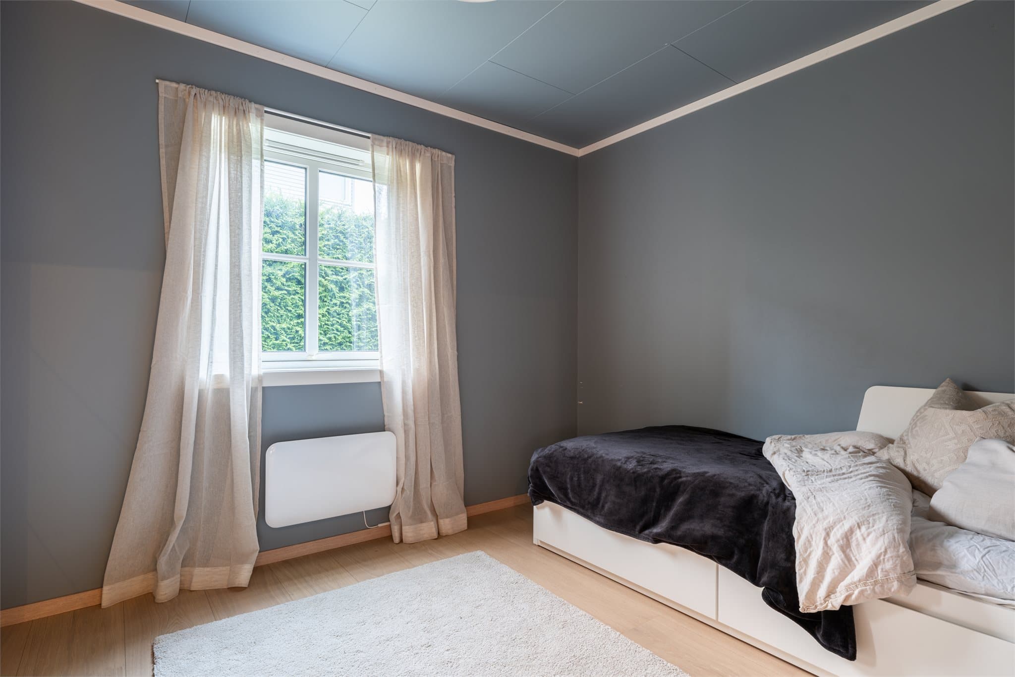 Praktisk soverom med god størrelse og fleksible bruksmuligheter.