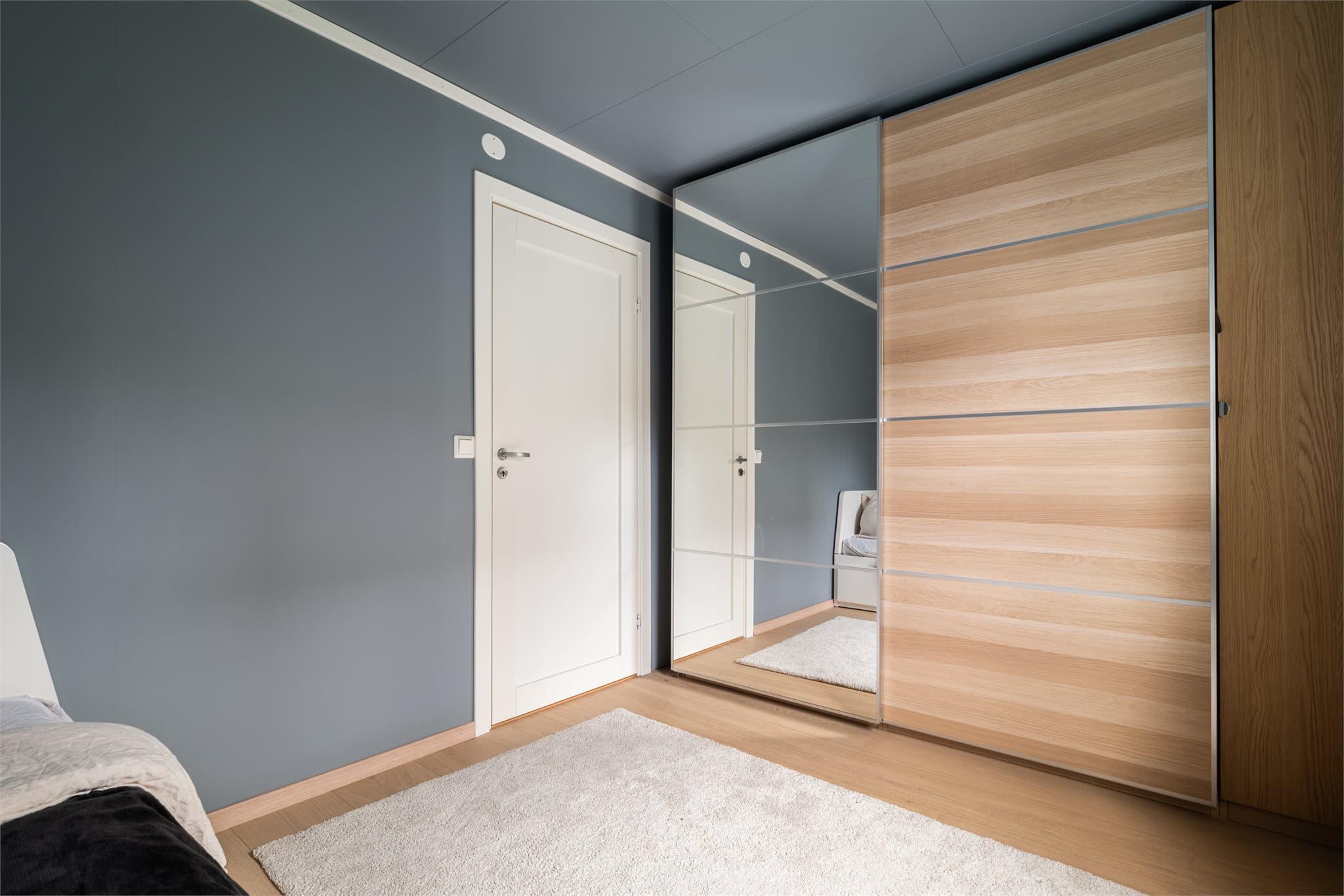 Rommet egner seg like godt som barnerom, gjesterom eller hjemmekontor. Det romslige garderobeskapet gir god oppbevaringsplass.