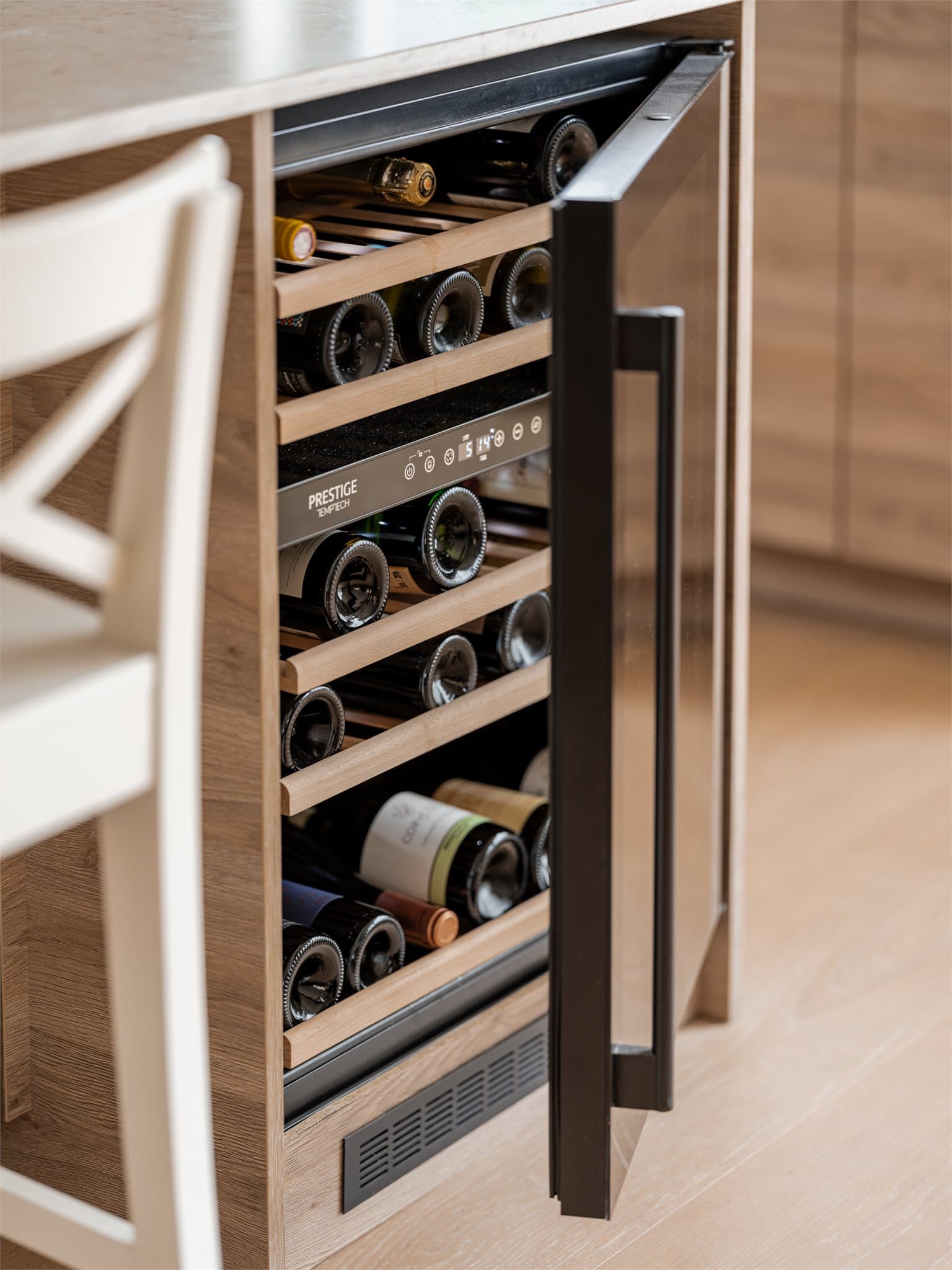 Vinen holder perfekt temperatur i vinskapet.