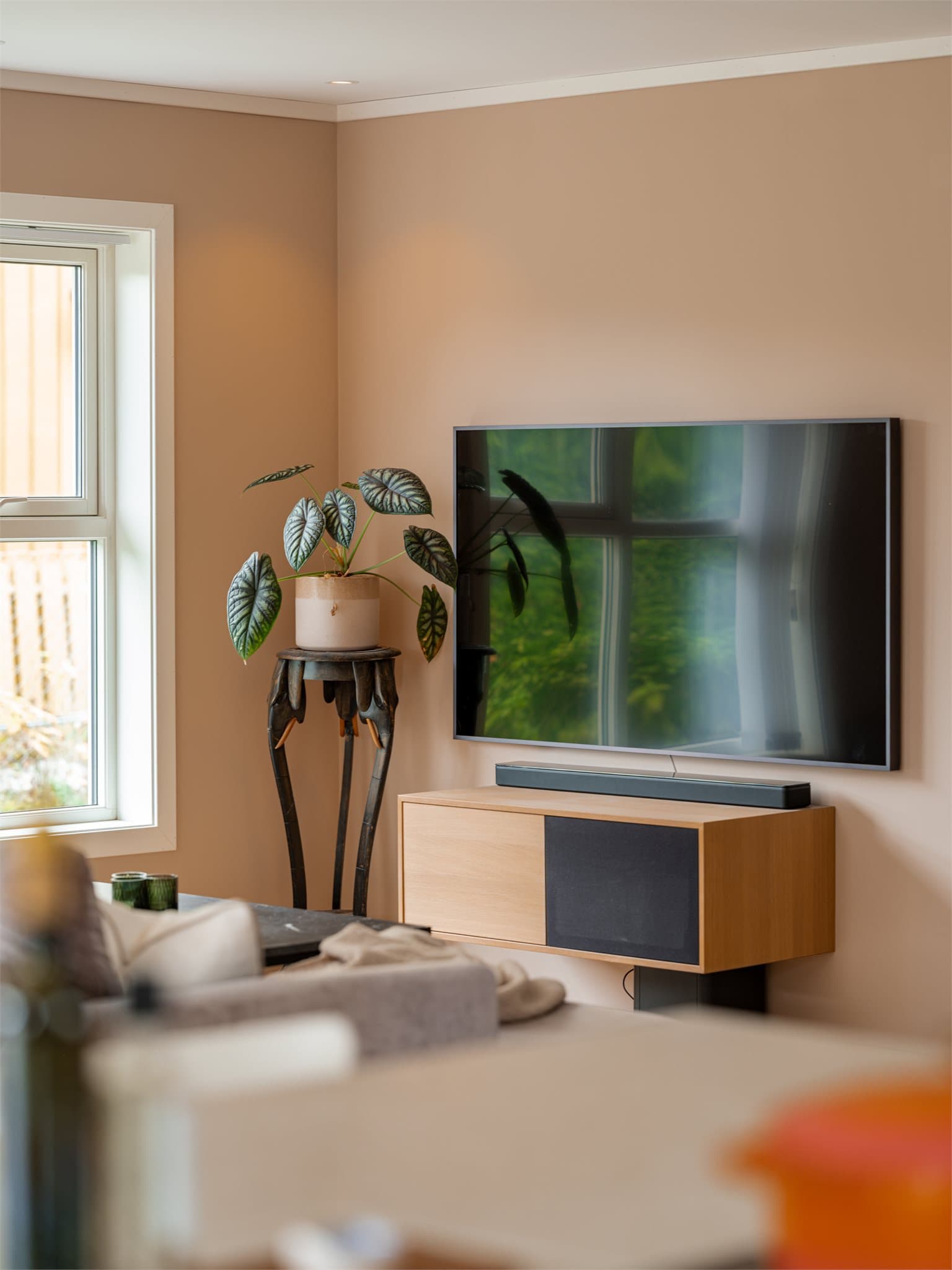 Sofa og TV får en naturlig plassering i stuen og danner en egen, hyggelig sone.