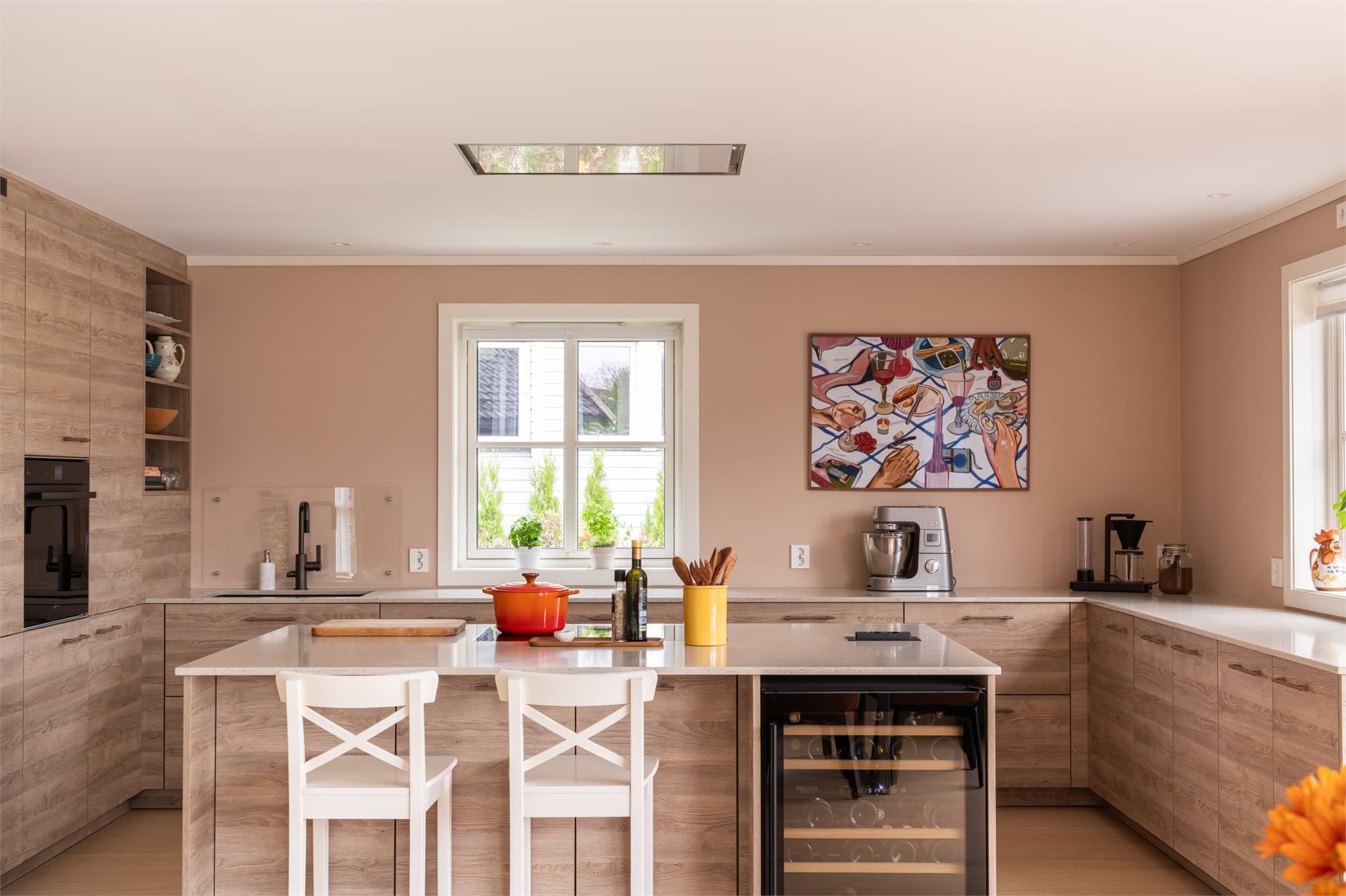 Kjøkkenet fra Rotpunkt er svært romslig og praktisk, med rikelig arbeidsplass og gjennomtenkte løsninger.