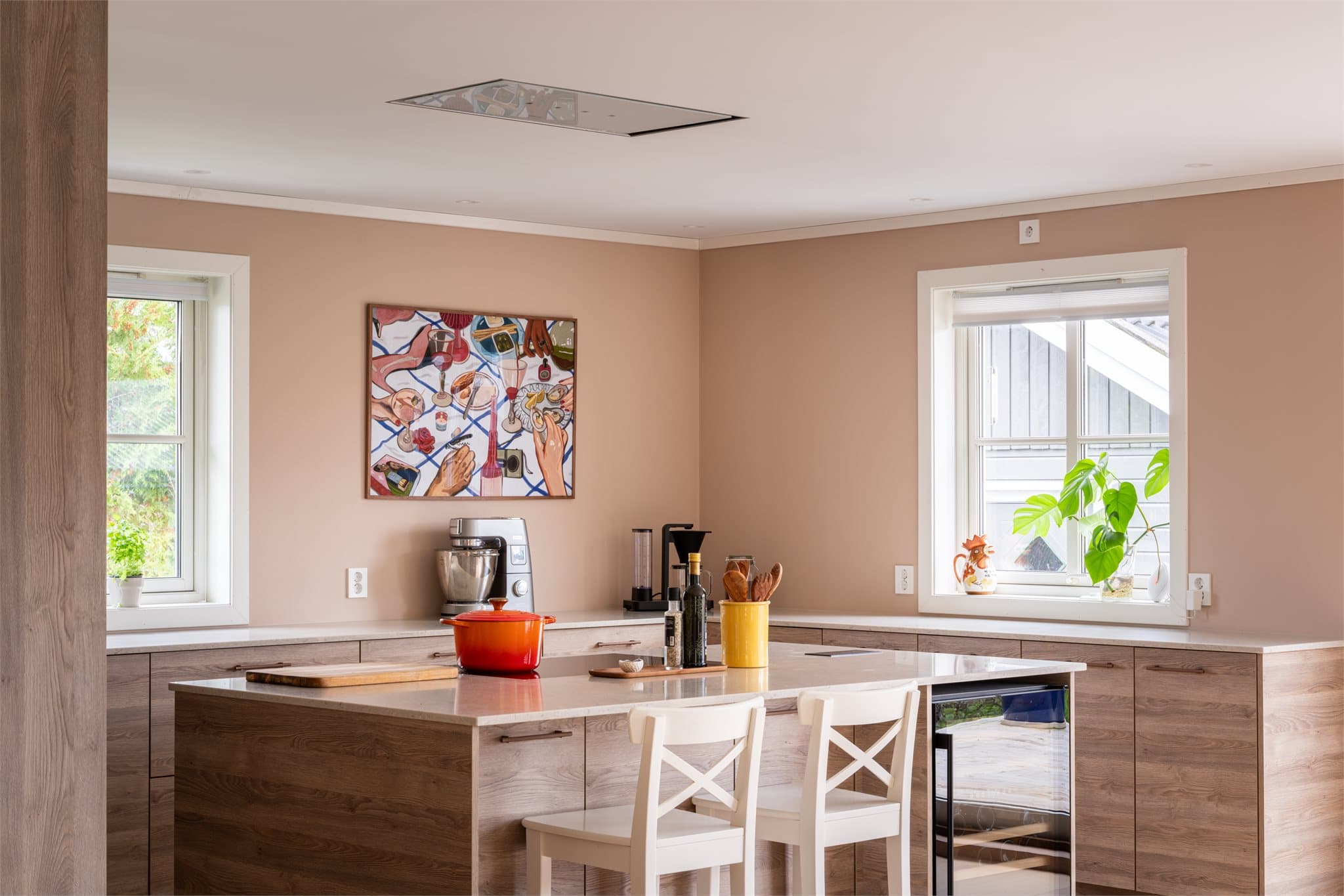 Legg merke til viften som er integrert i taket! En detalj som både er praktisk og estetisk.