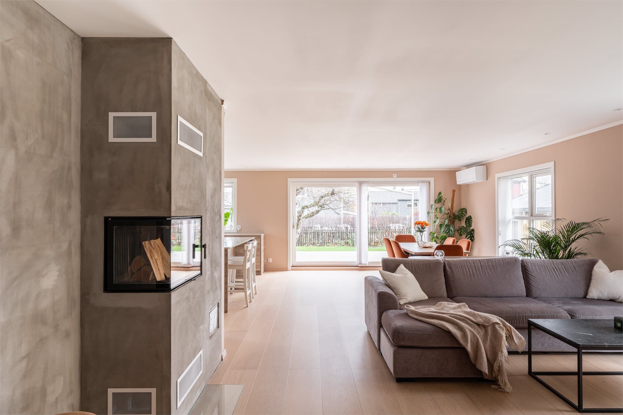 Her er det god flyt mellom sonene og det er direkte utgang til en flott uteplass med terrasse og hage.